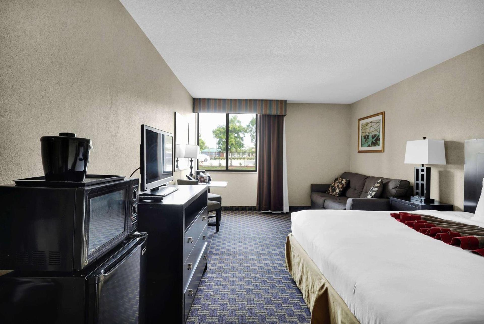 Ramada by Wyndham Jacksonville I-95 by Butler Blvd photo 41