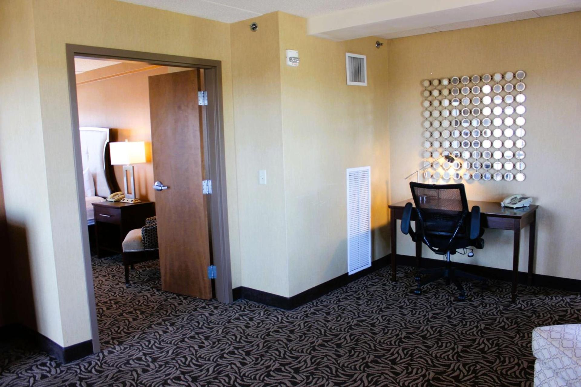 DoubleTree by Hilton Bay City - Riverfront photo 42
