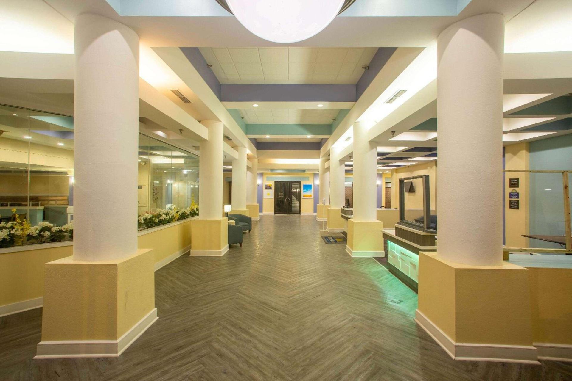 Days Inn by Wyndham Mobile I-65 photo 4