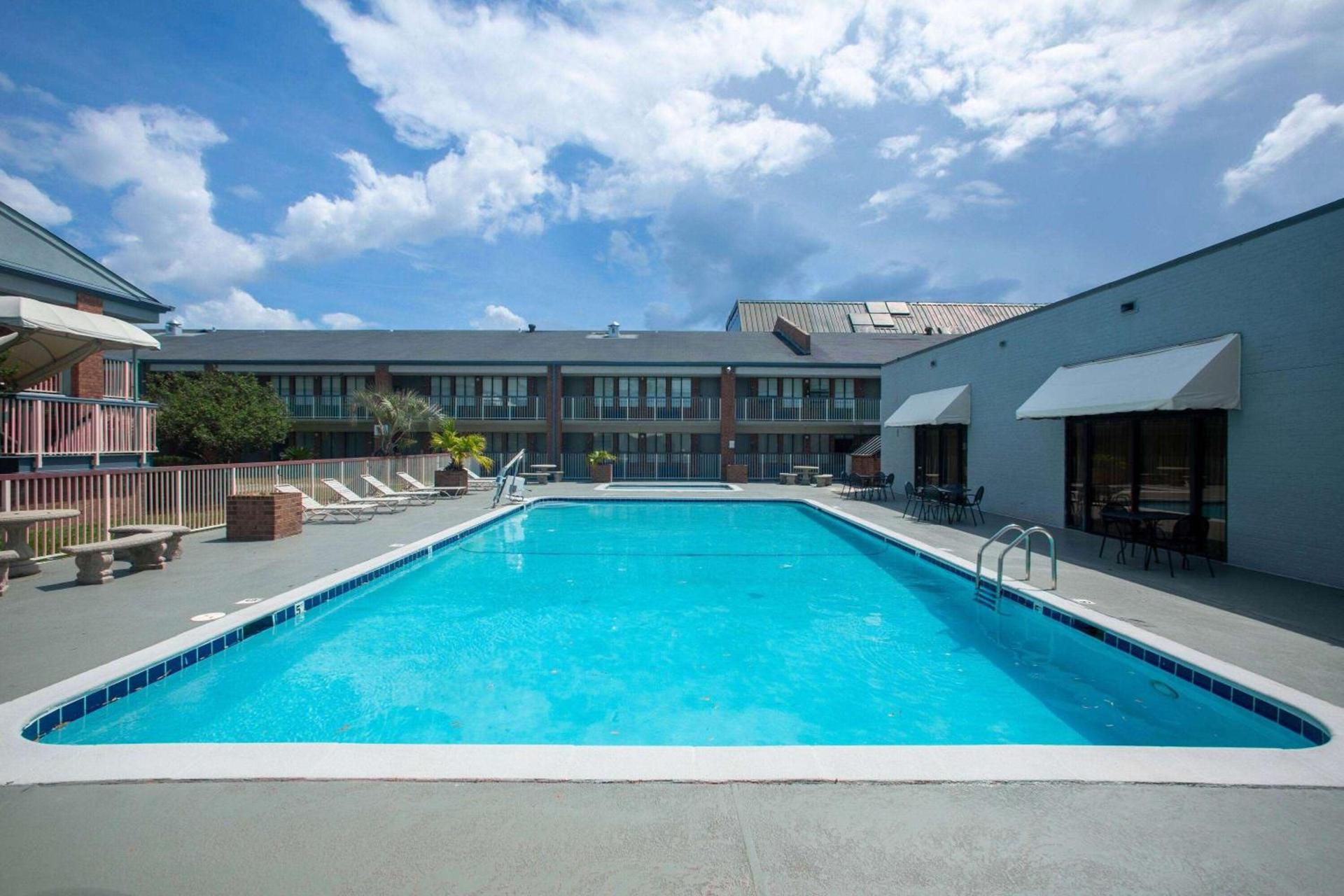 Days Inn by Wyndham Mobile I-65 photo 6