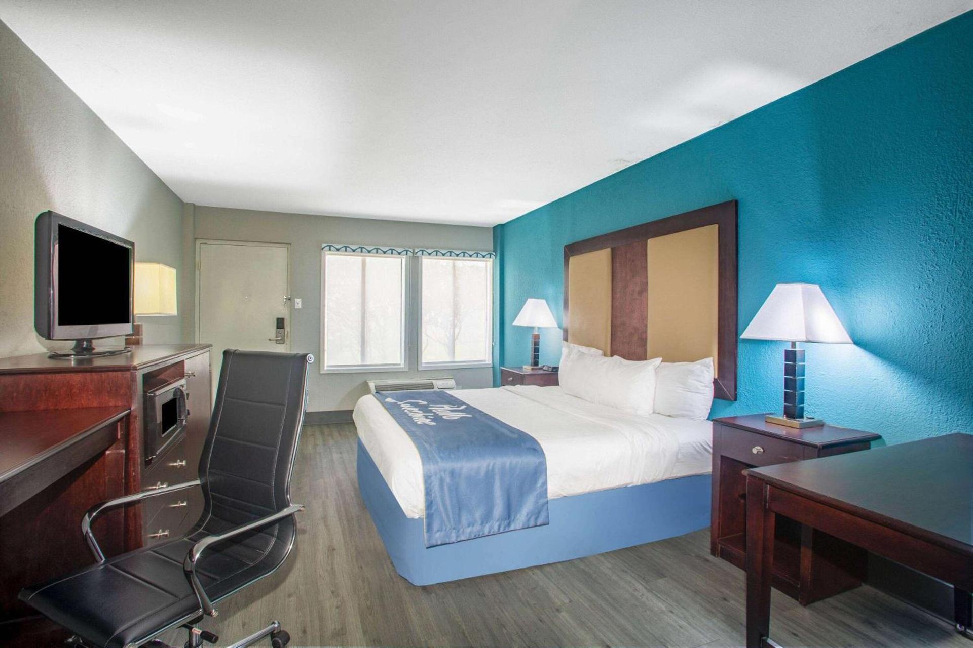 Days Inn by Wyndham Mobile I-65 photo 7