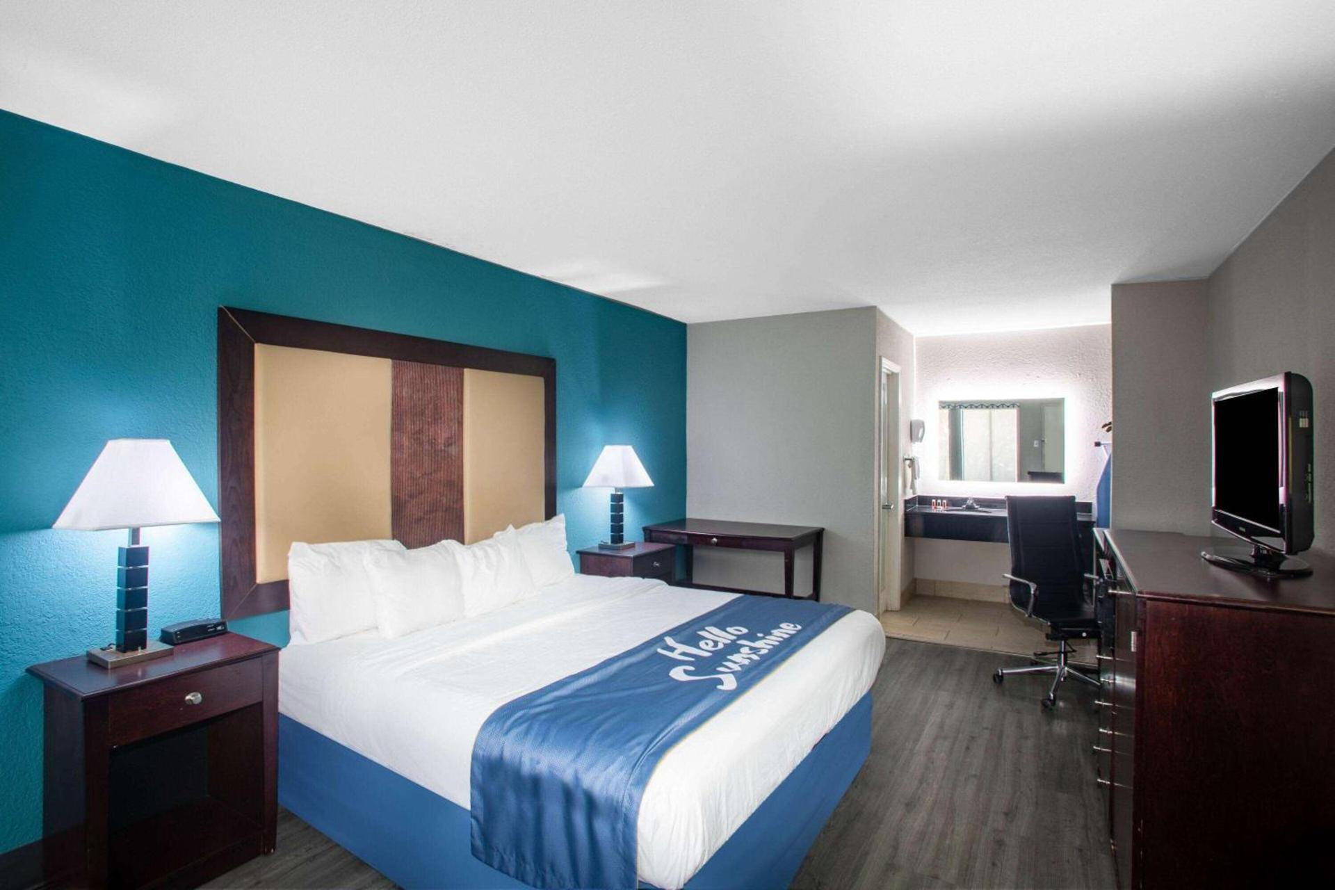 Days Inn by Wyndham Mobile I-65 photo 8