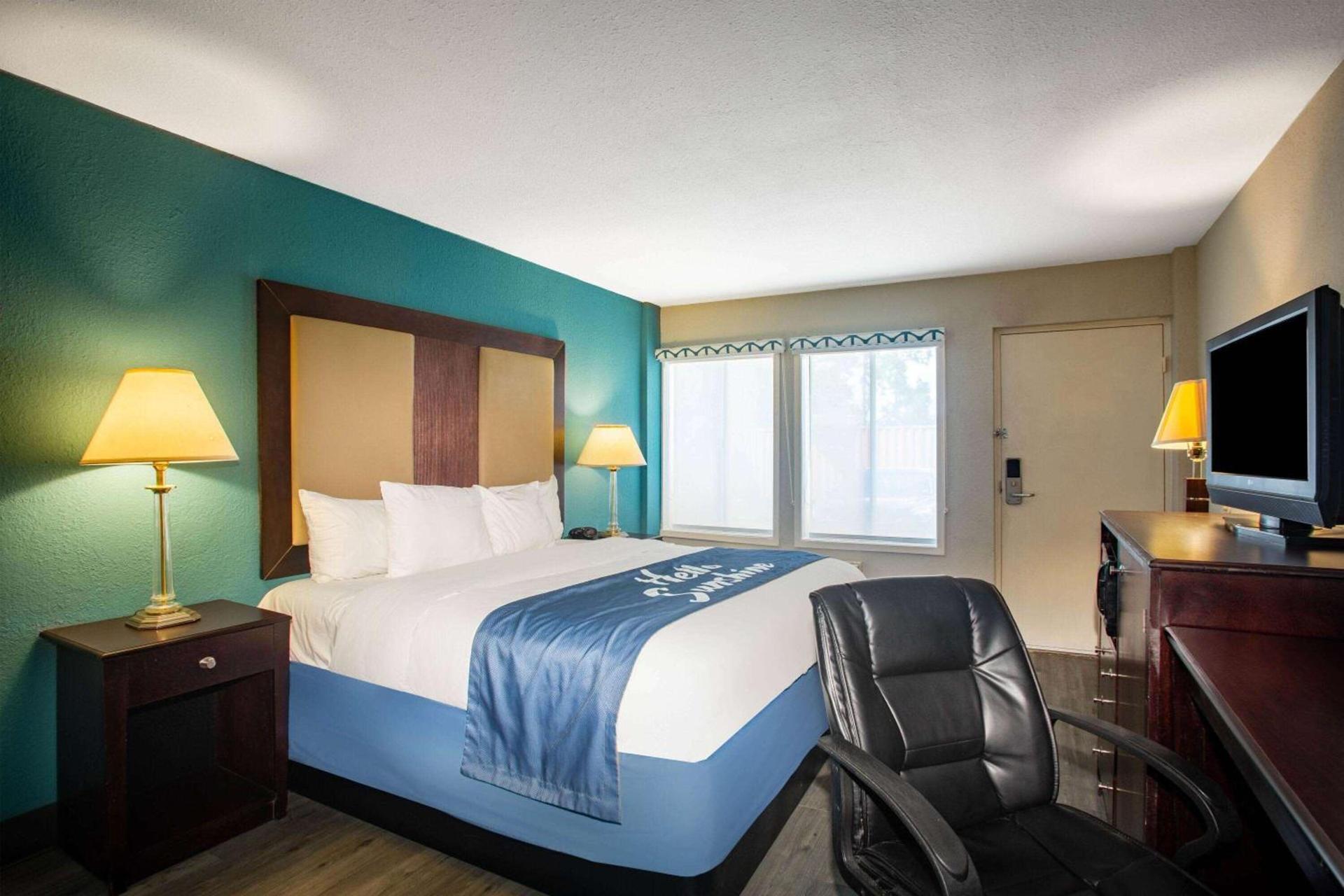 Days Inn by Wyndham Mobile I-65 photo 11