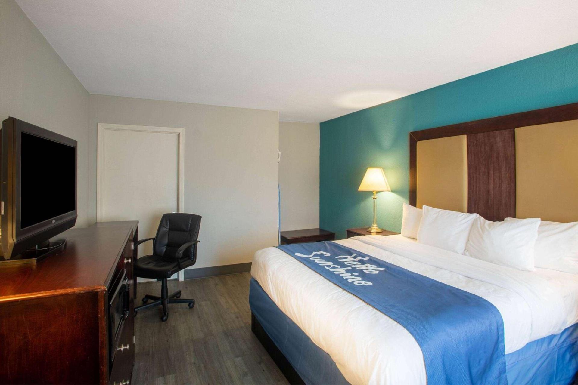 Days Inn by Wyndham Mobile I-65 photo 12