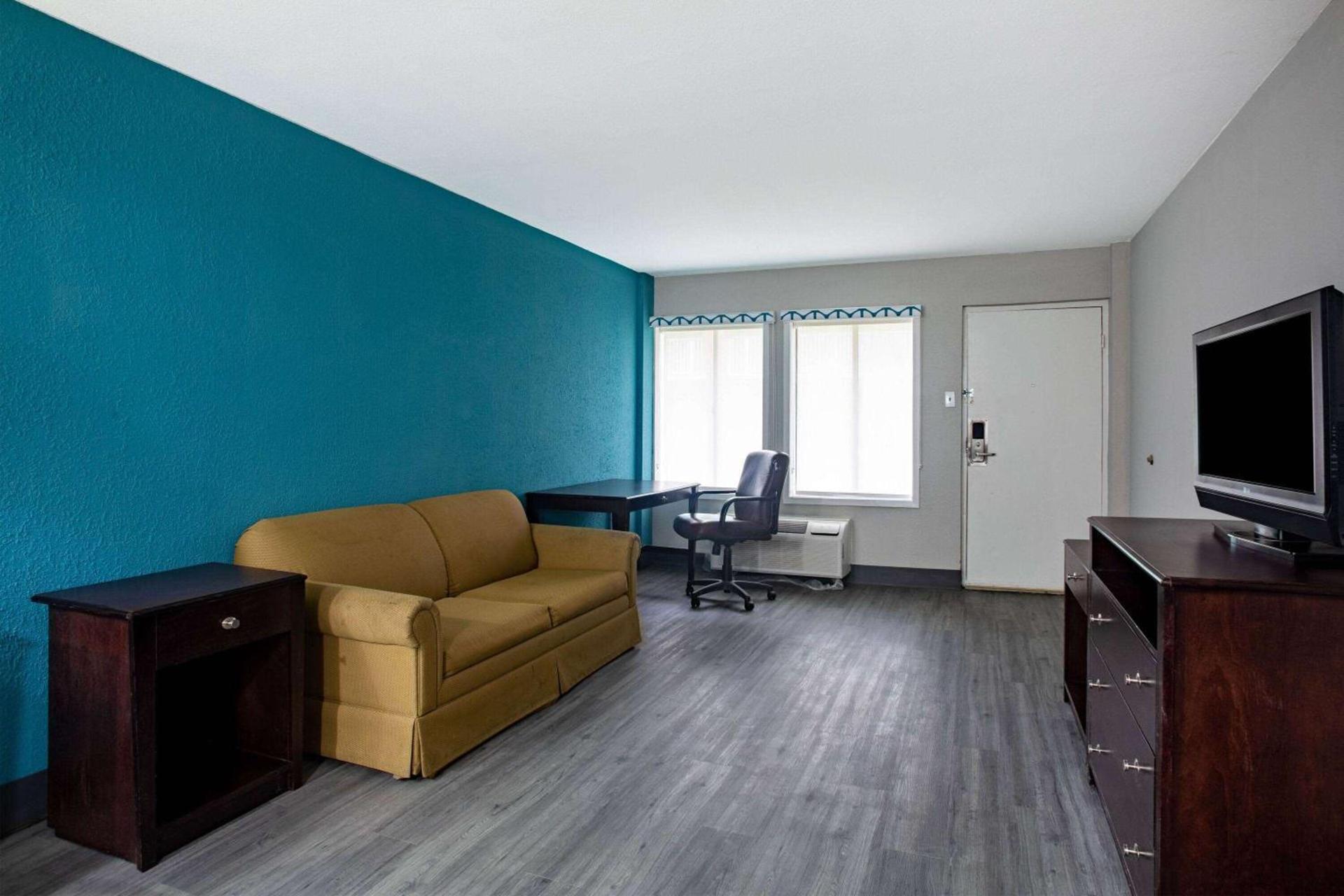 Days Inn by Wyndham Mobile I-65 photo 15
