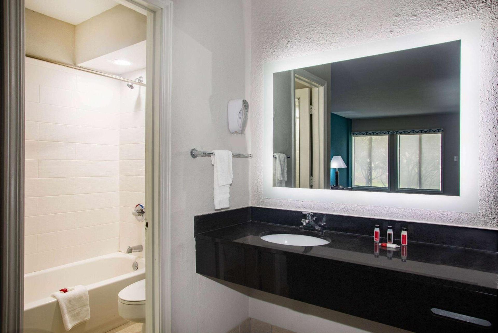 Days Inn by Wyndham Mobile I-65 photo 14