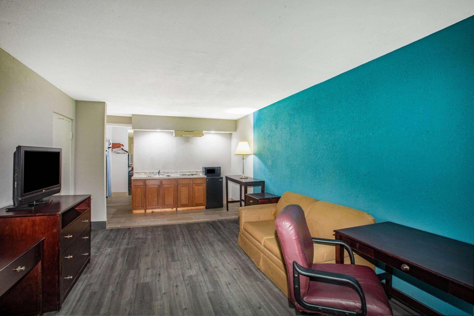 Days Inn by Wyndham Mobile I-65 photo 17