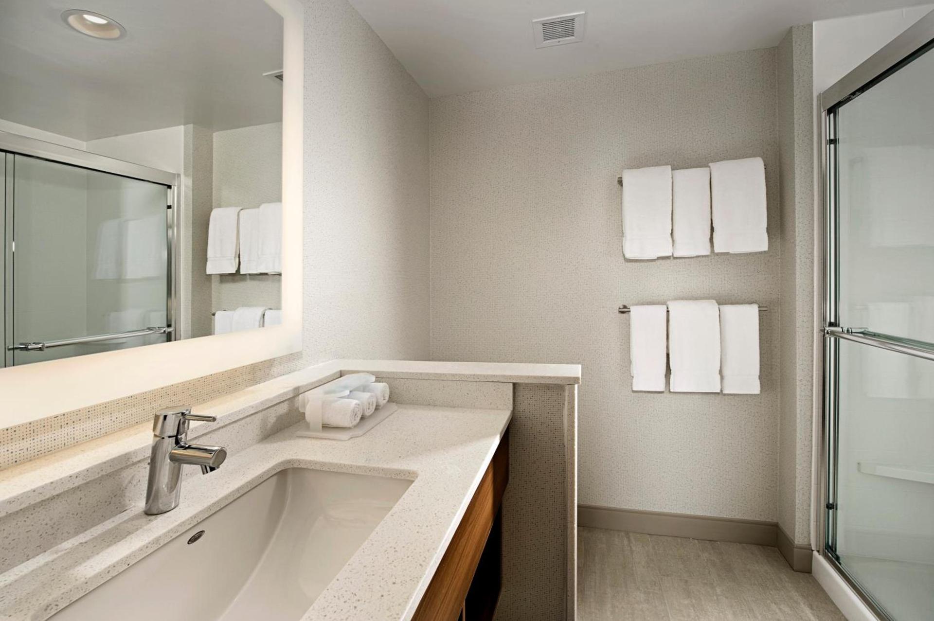 Holiday Inn Express & Suites by IHG Altoona by IHG photo 3