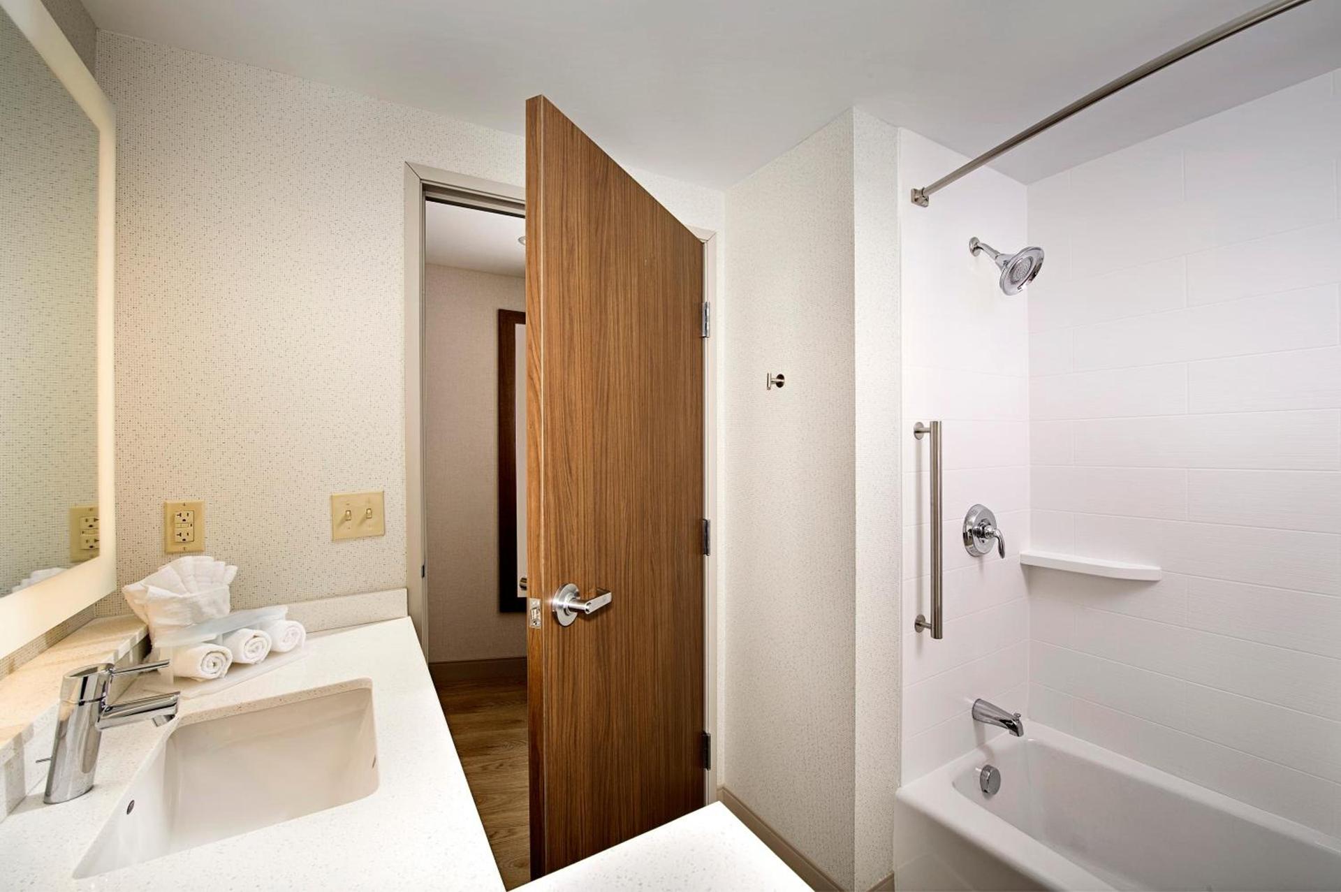 Holiday Inn Express & Suites by IHG Altoona by IHG photo 6