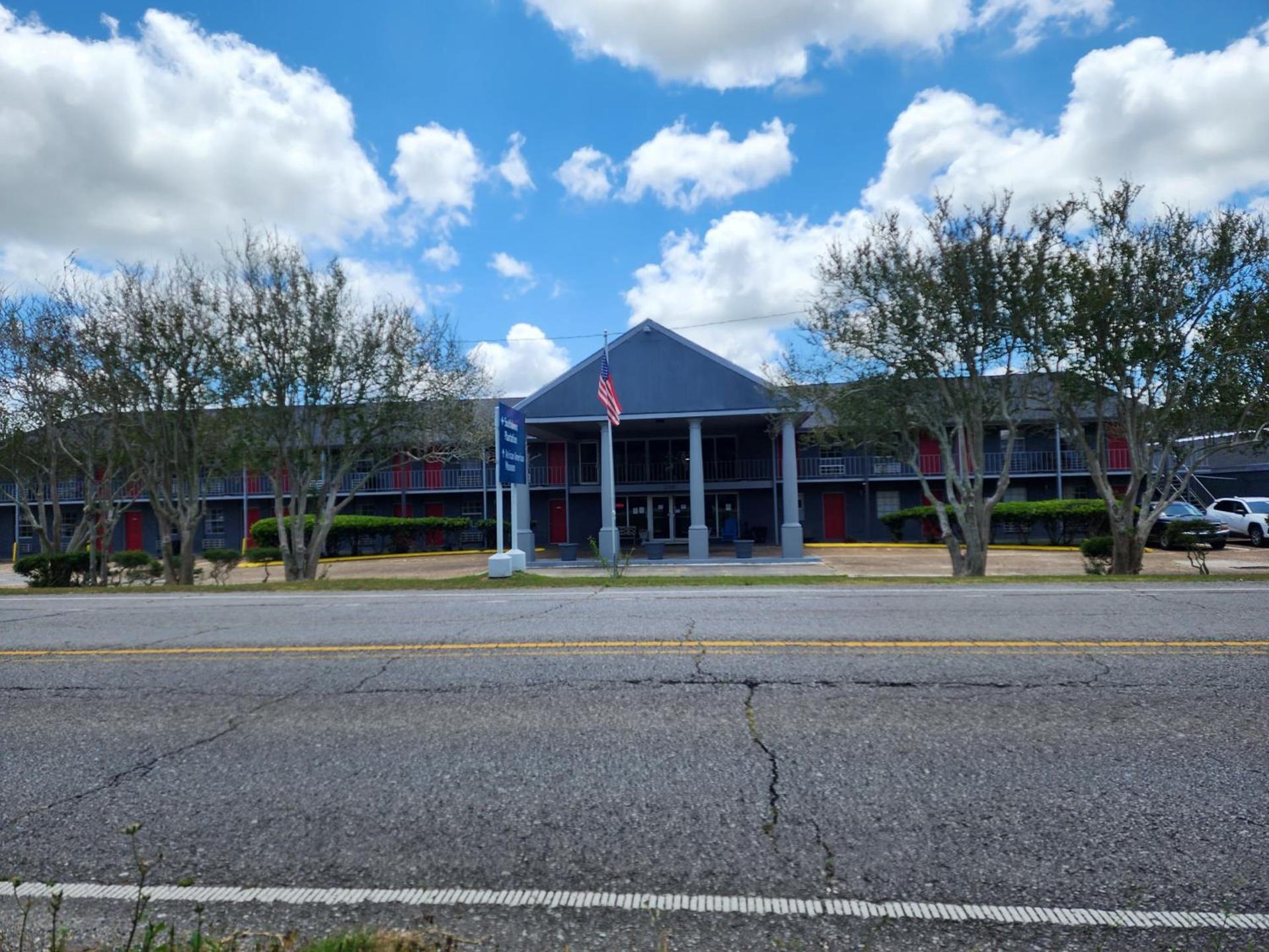 Red Carpet Inn - Houma photo 2