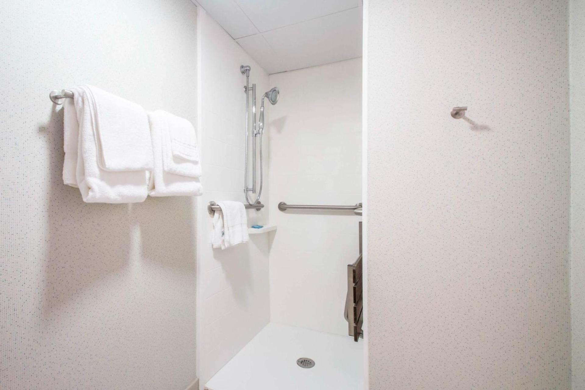 Holiday Inn Express & Suites - Albany Airport - Wolf Road by IHG photo 18