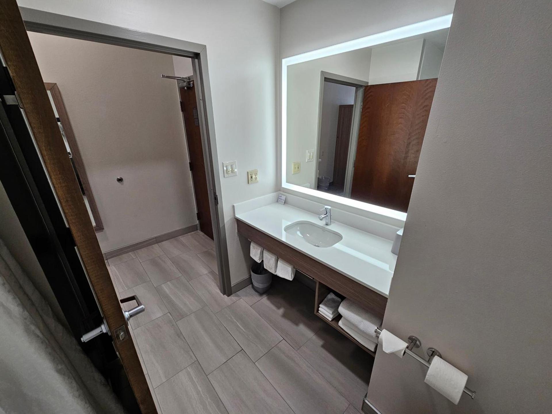 Holiday Inn Express Hotel & Suites Cincinnati-Blue Ash by IHG photo 38