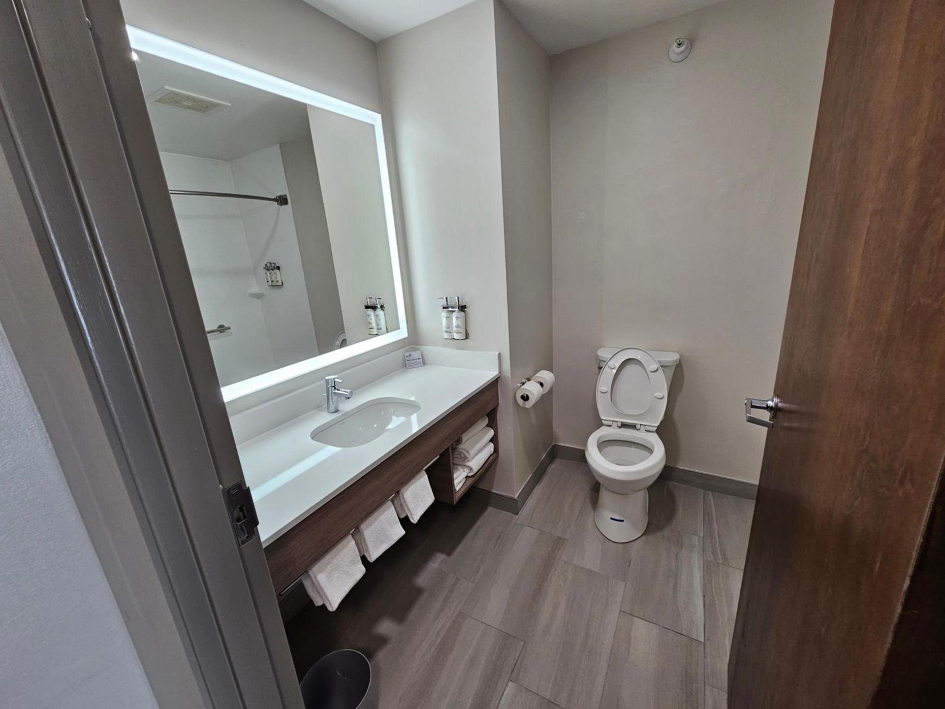 Holiday Inn Express Hotel & Suites Cincinnati-Blue Ash by IHG photo 36