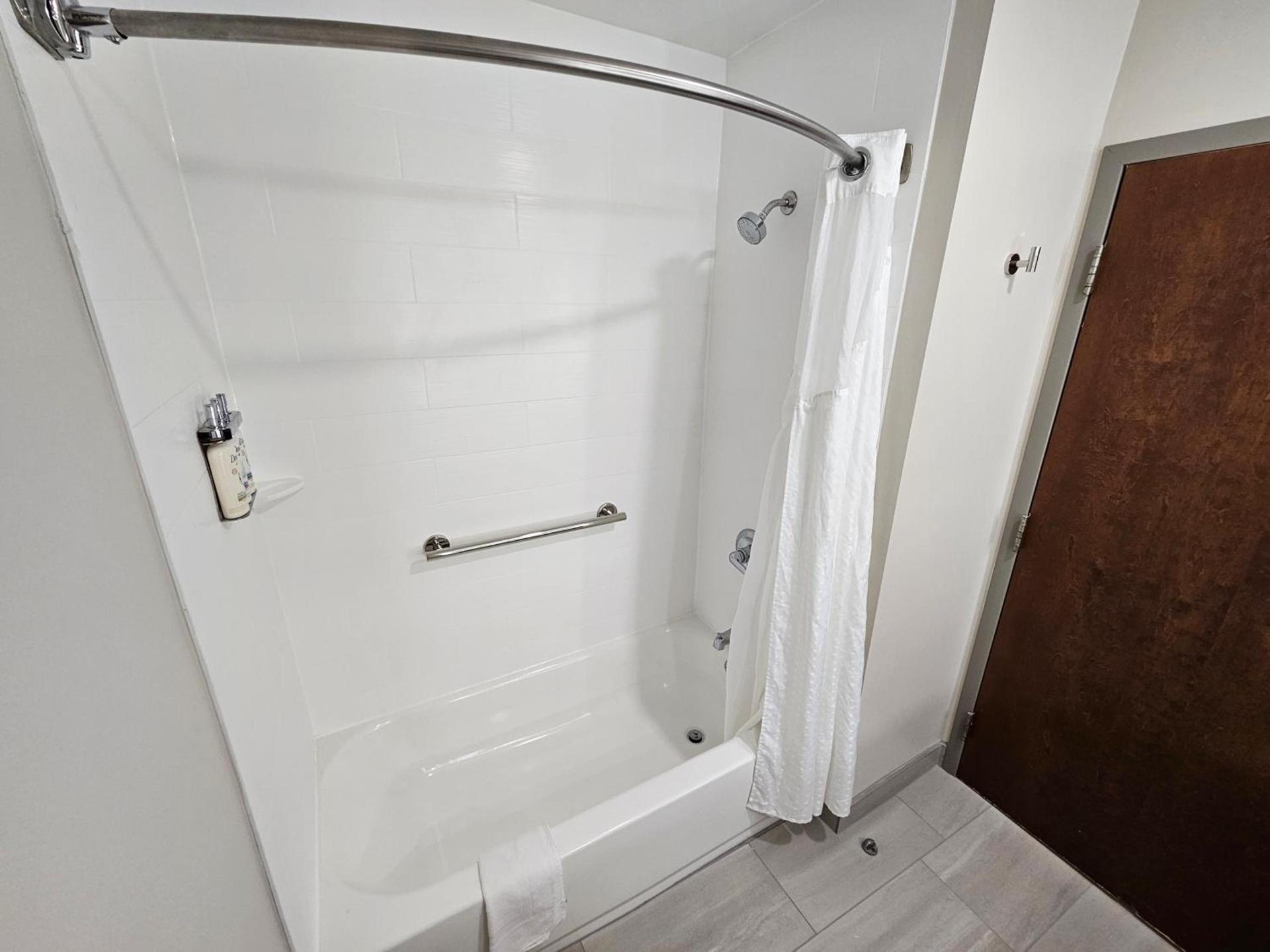 Holiday Inn Express Hotel & Suites Cincinnati-Blue Ash by IHG photo 39