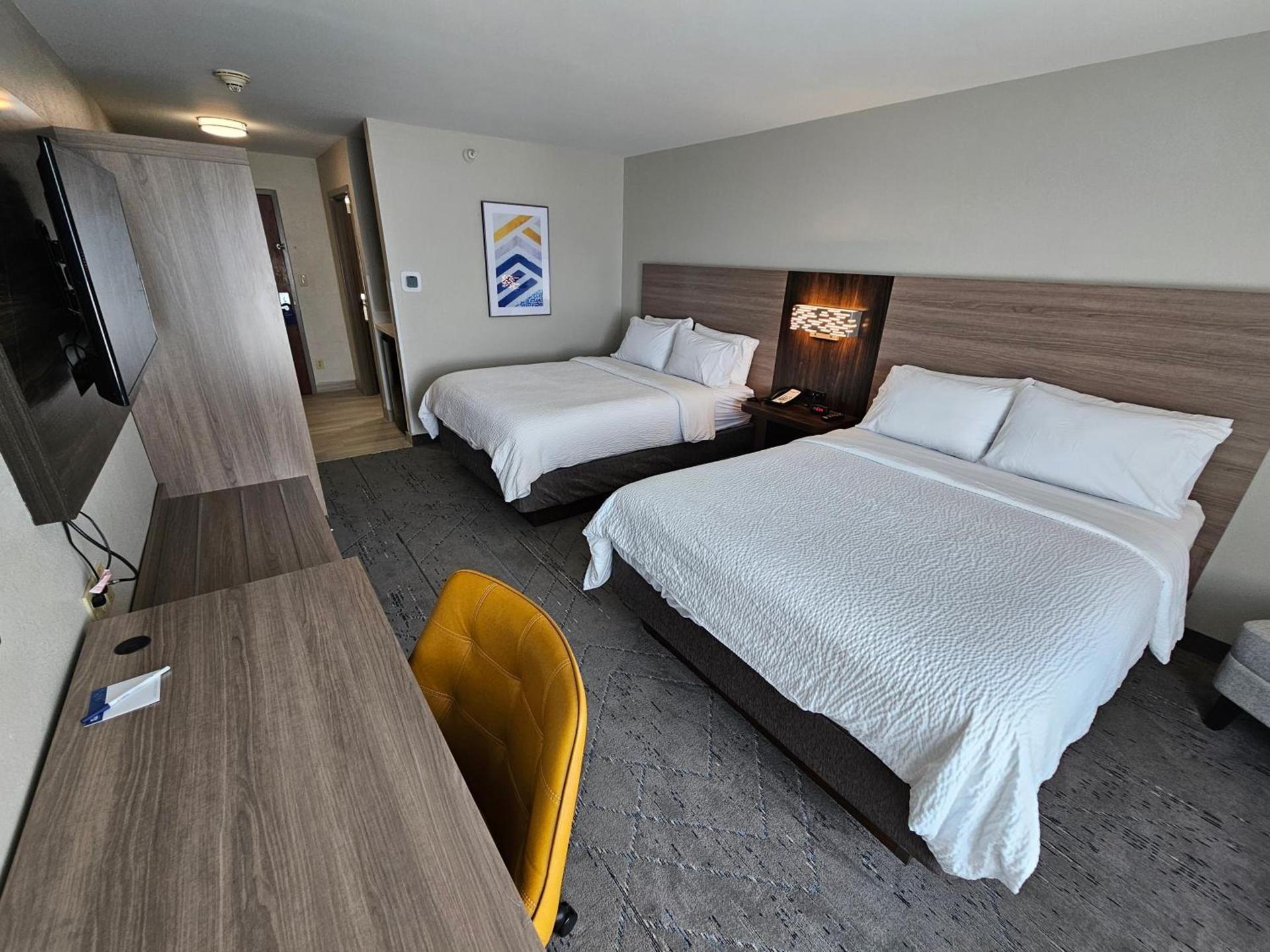 Holiday Inn Express Hotel & Suites Cincinnati-Blue Ash by IHG photo 89