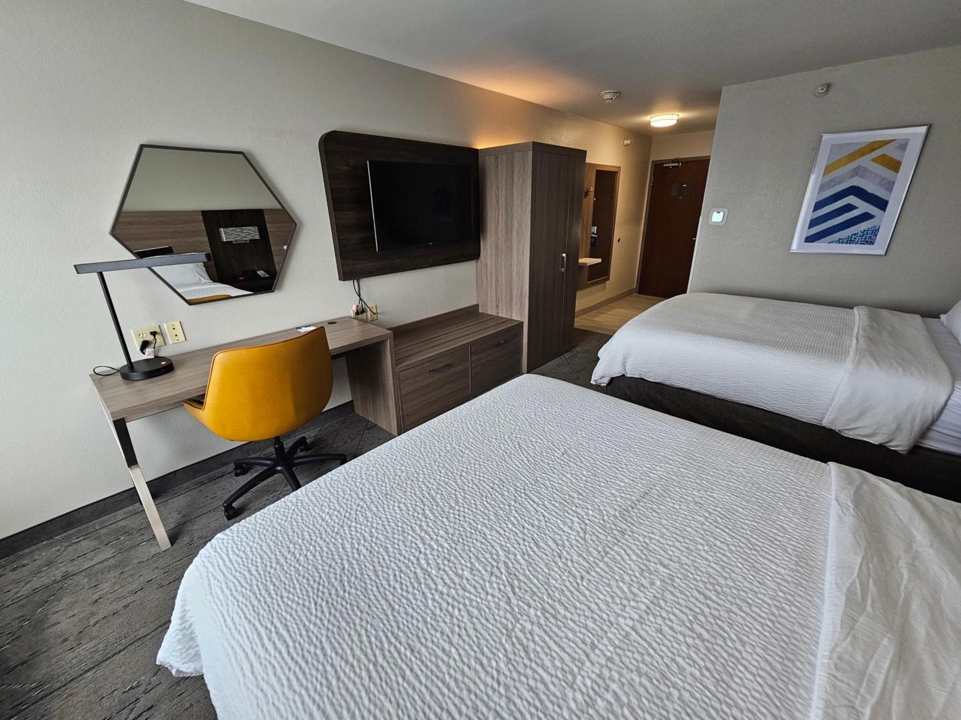 Holiday Inn Express Hotel & Suites Cincinnati-Blue Ash by IHG photo 68