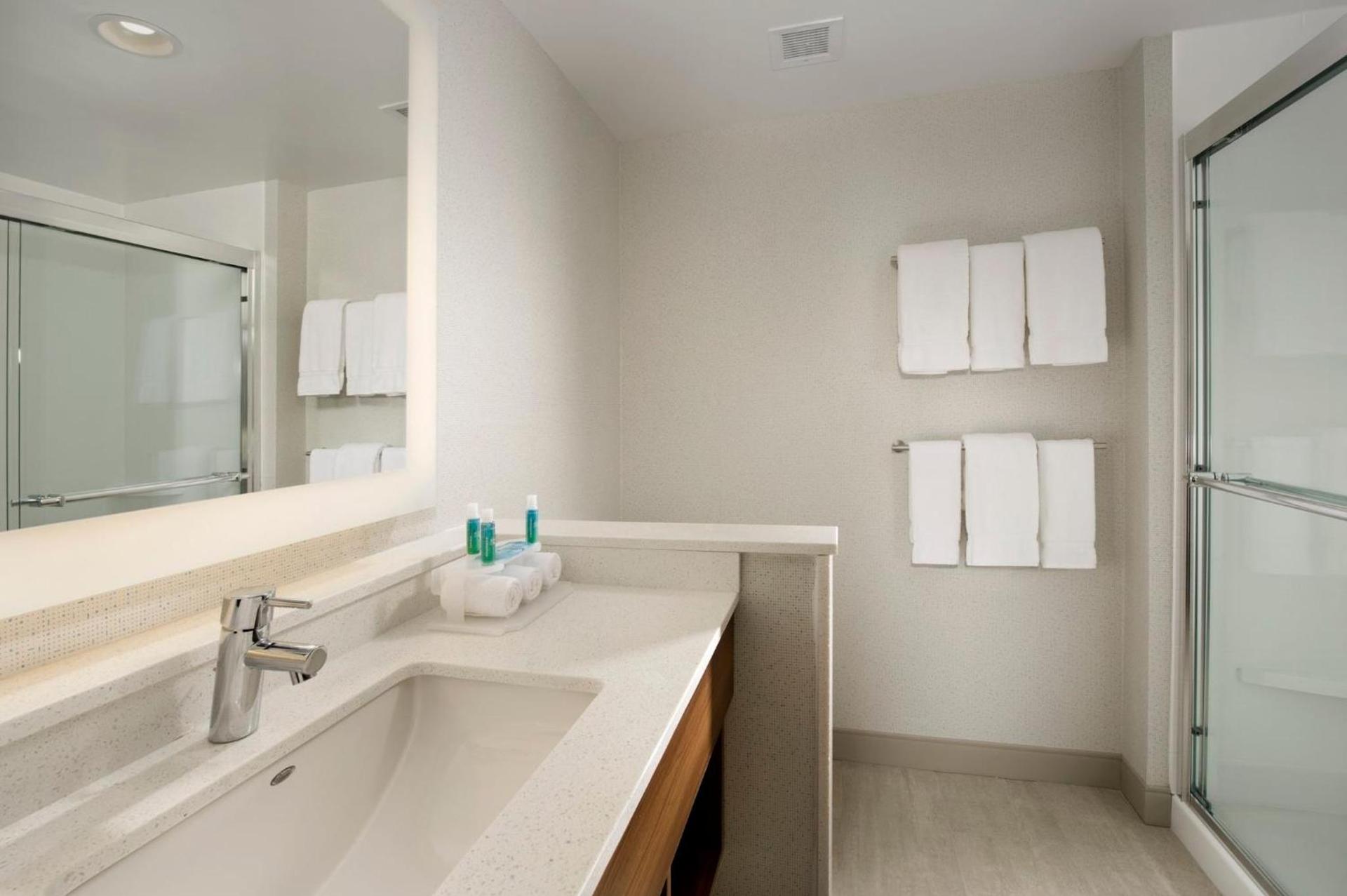Holiday Inn Express & Suites by IHG Altoona by IHG photo 12