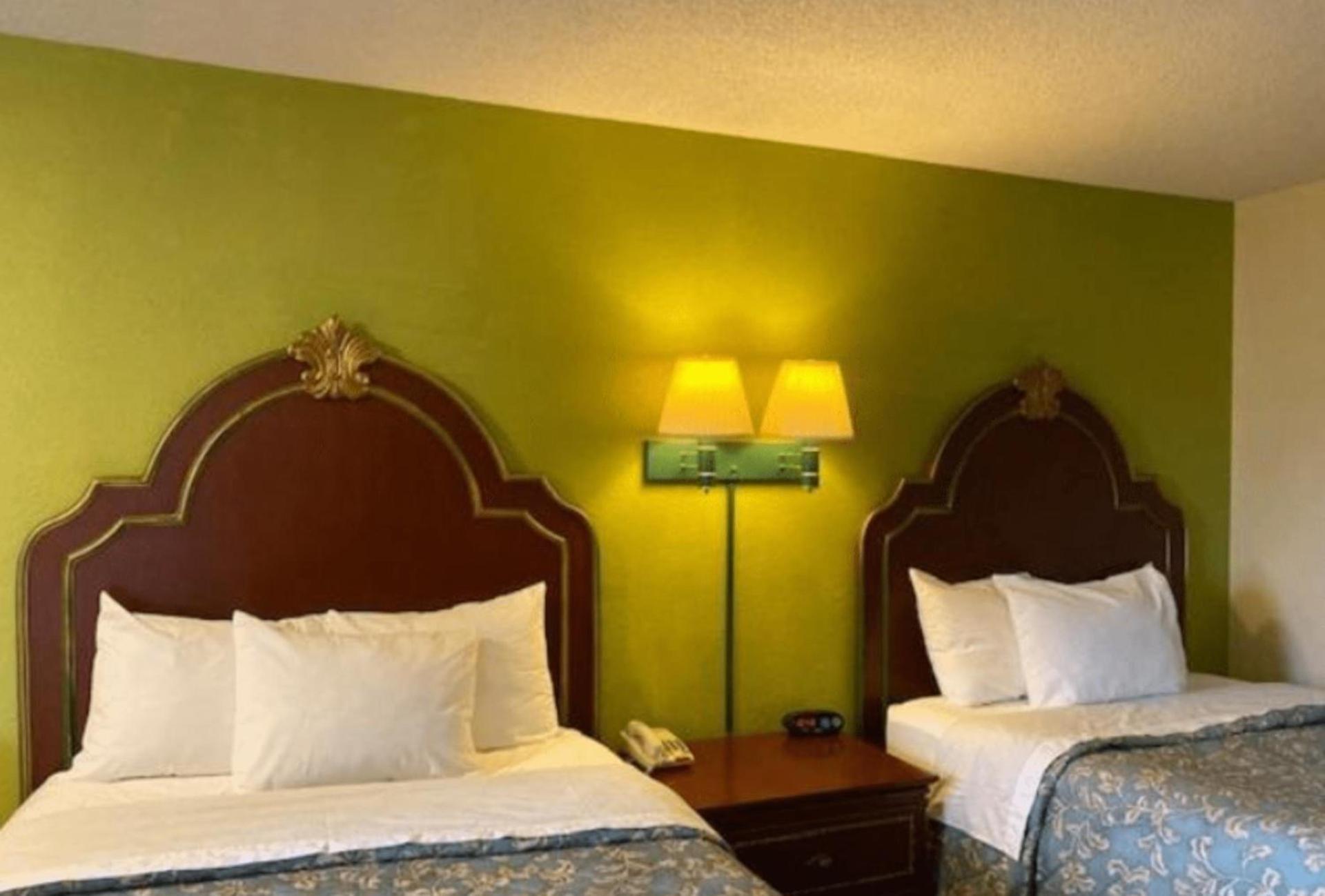 Travelodge by Wyndham Sellersburg photo 22