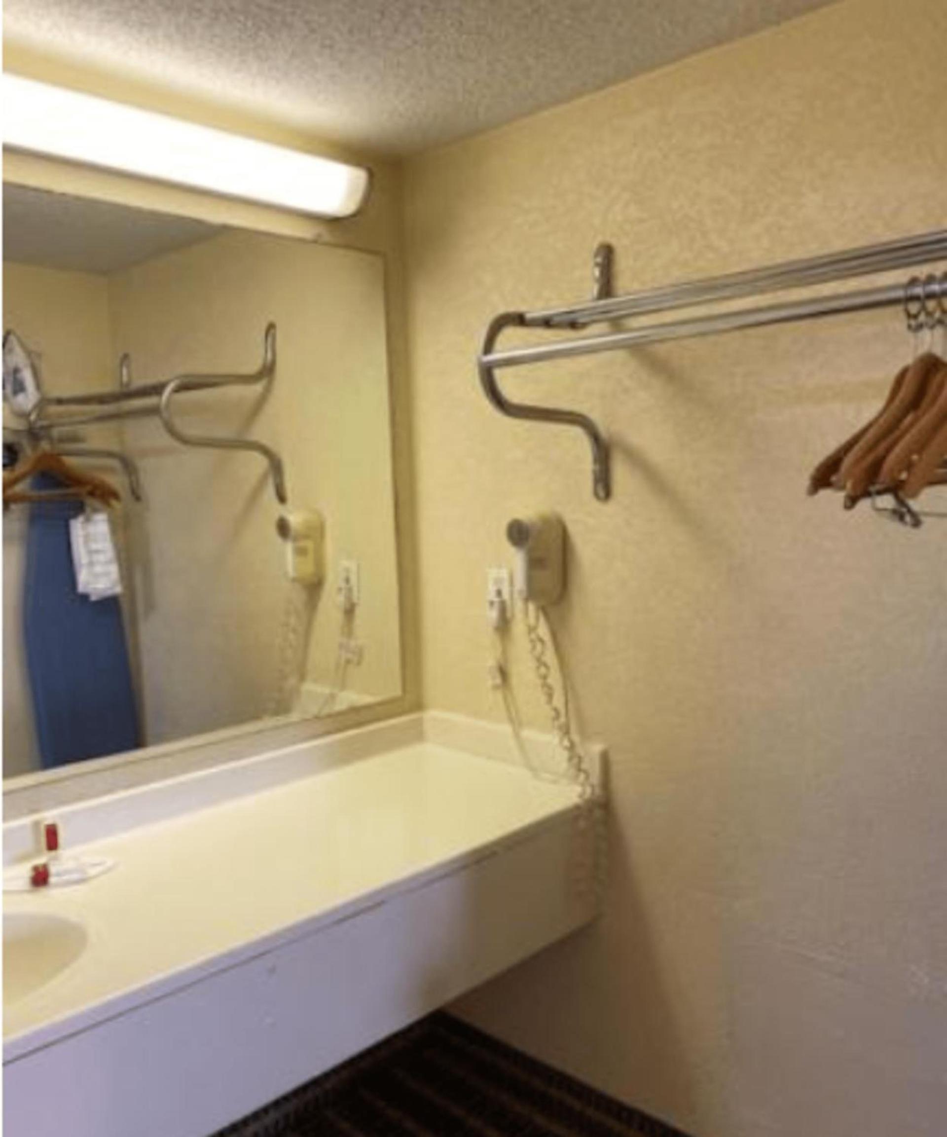 Travelodge by Wyndham Sellersburg photo 25
