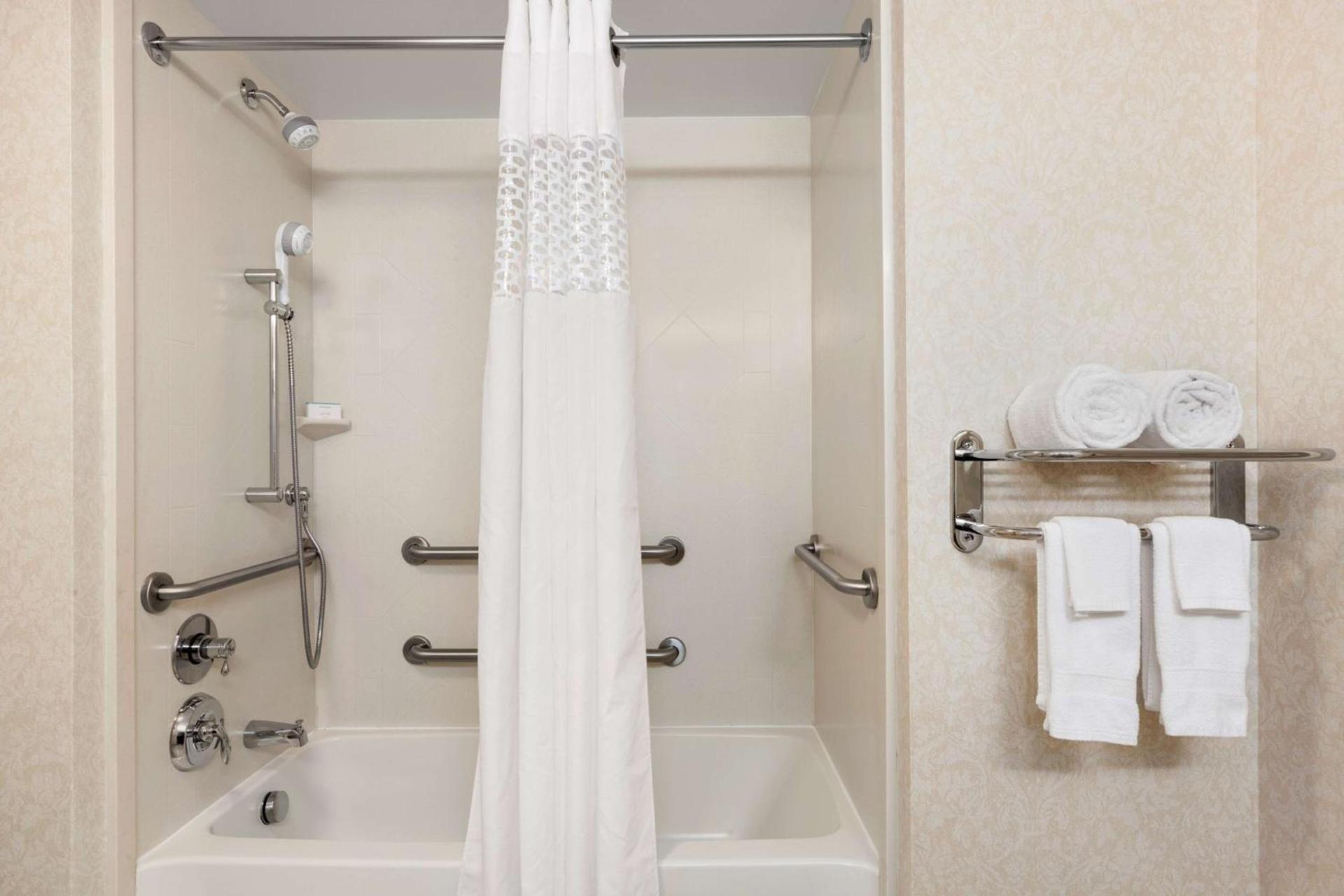 Hampton Inn Warrenton, Va photo 35