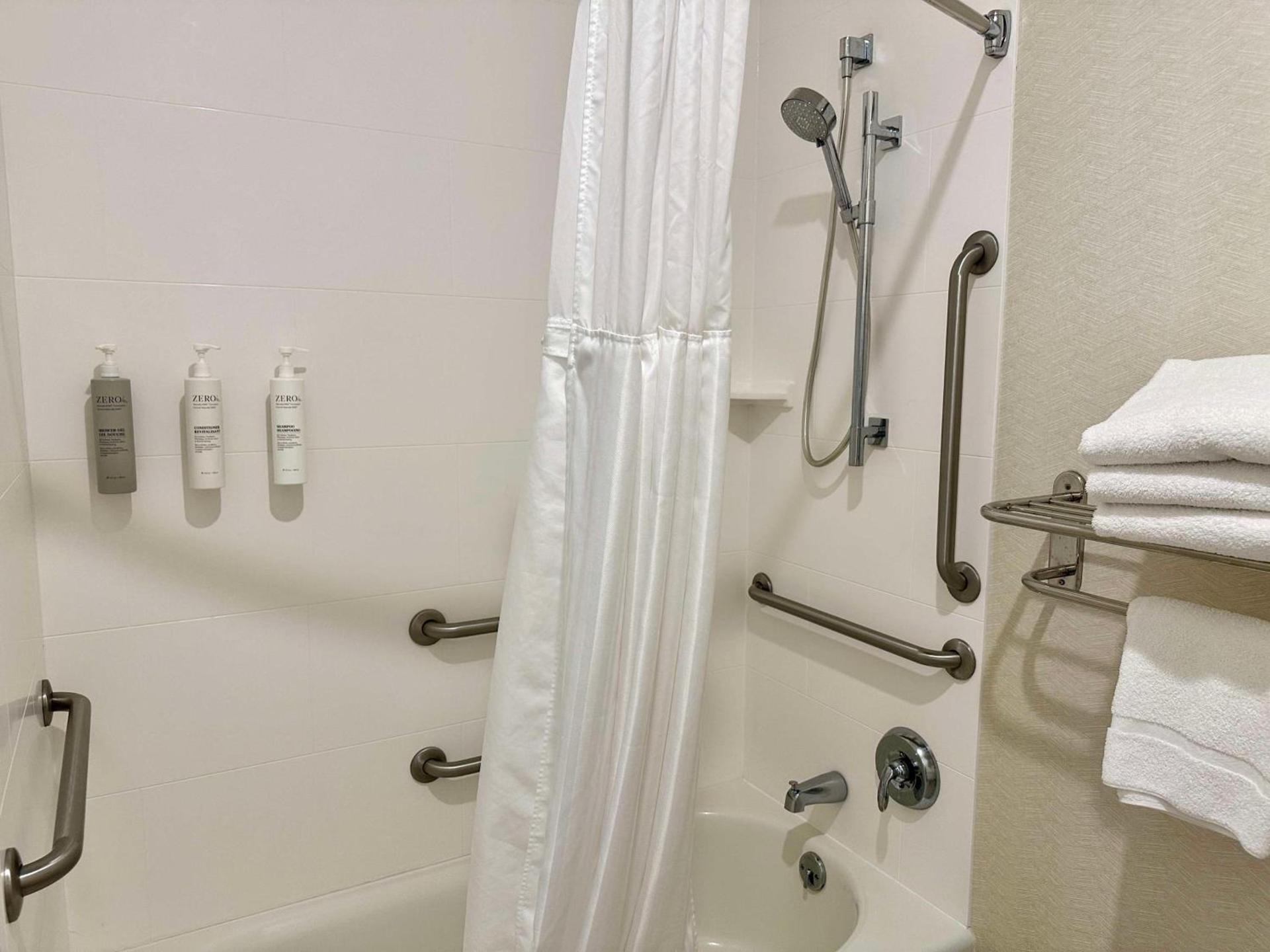 Hilton Garden Inn Oconomowoc photo 35