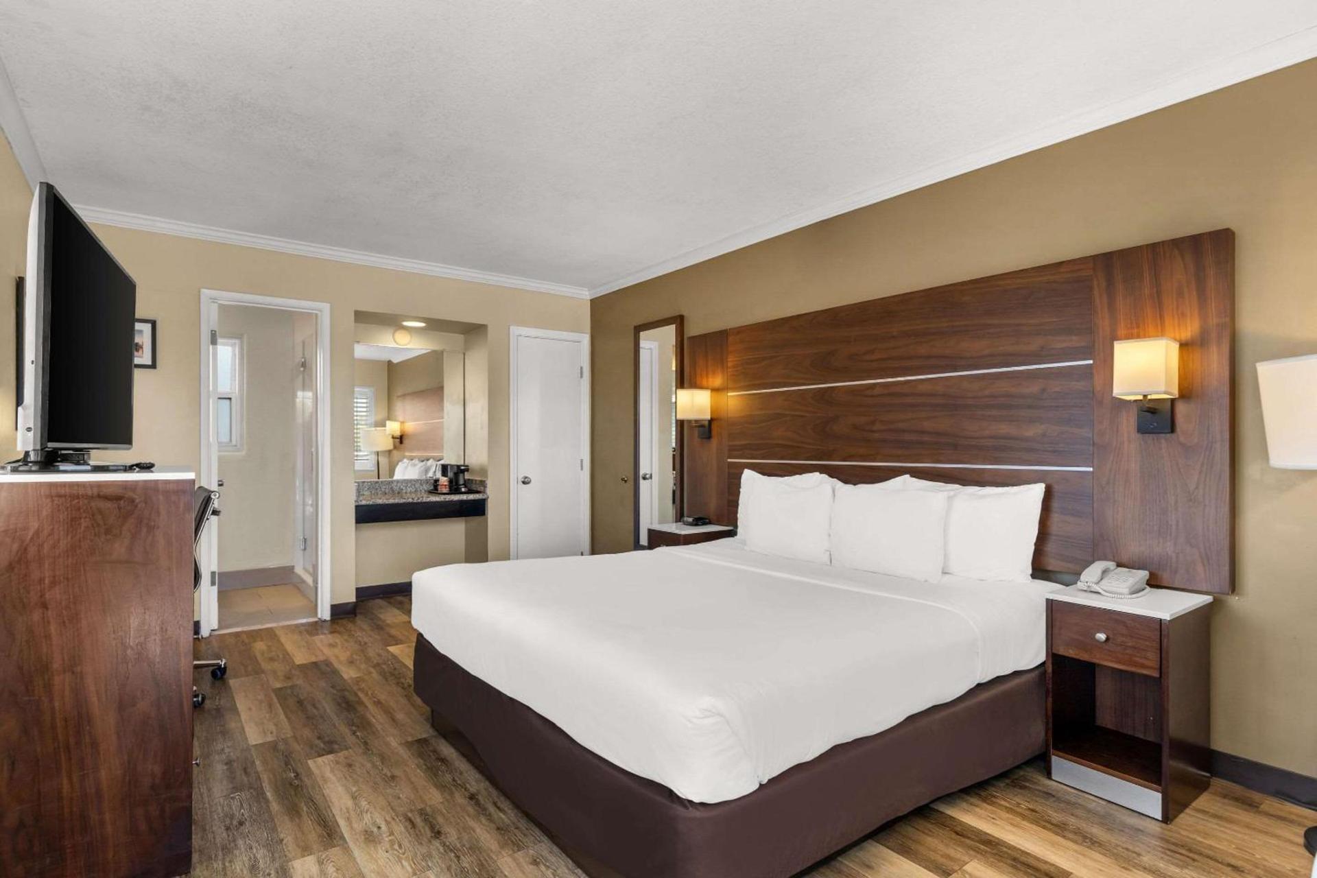 Comfort Inn San Diego Airport At The Harbor photo 21