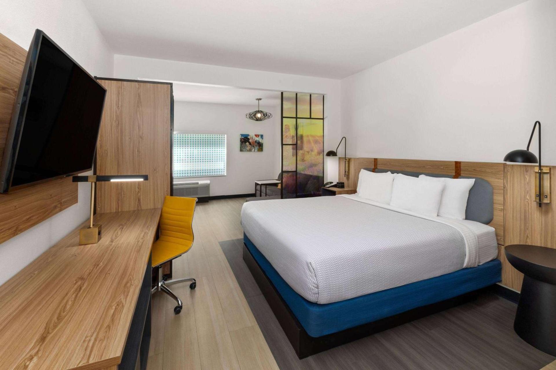 La Quinta Inn & Suites by Wyndham El Paso East Loop-375 photo 11