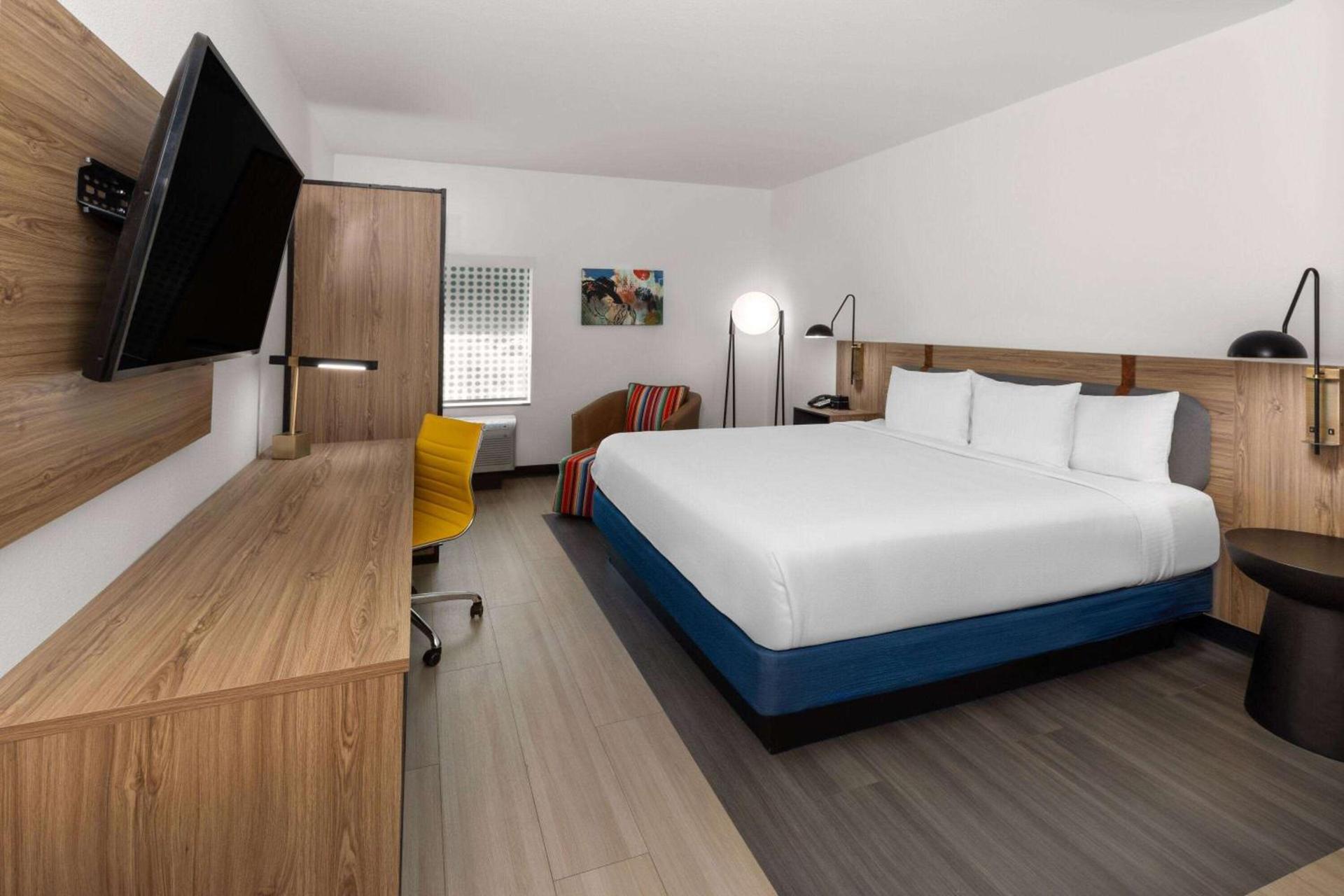 La Quinta Inn & Suites by Wyndham El Paso East Loop-375 photo 17