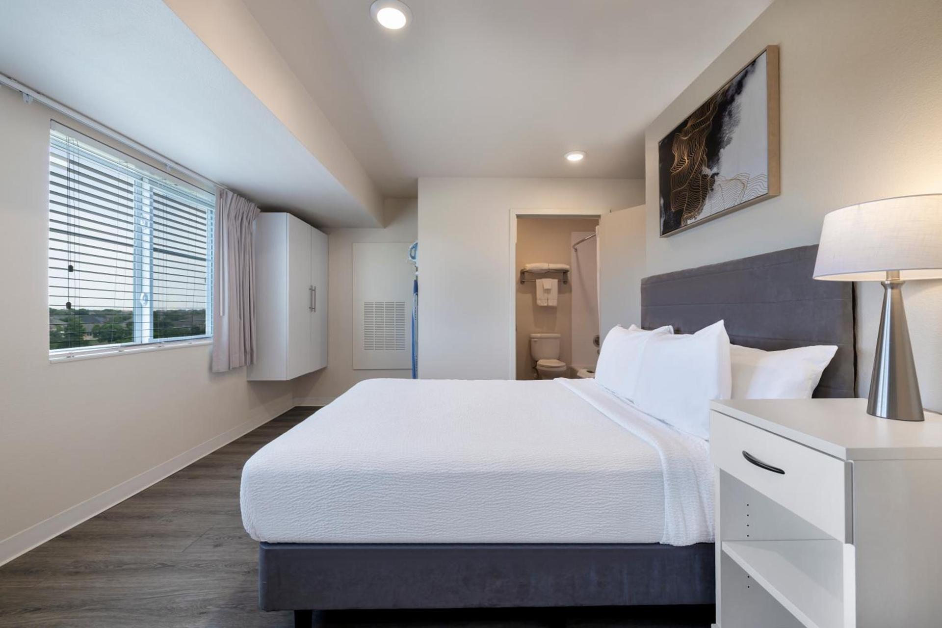 Soka Suites Dallas - Las Colinas photo 19