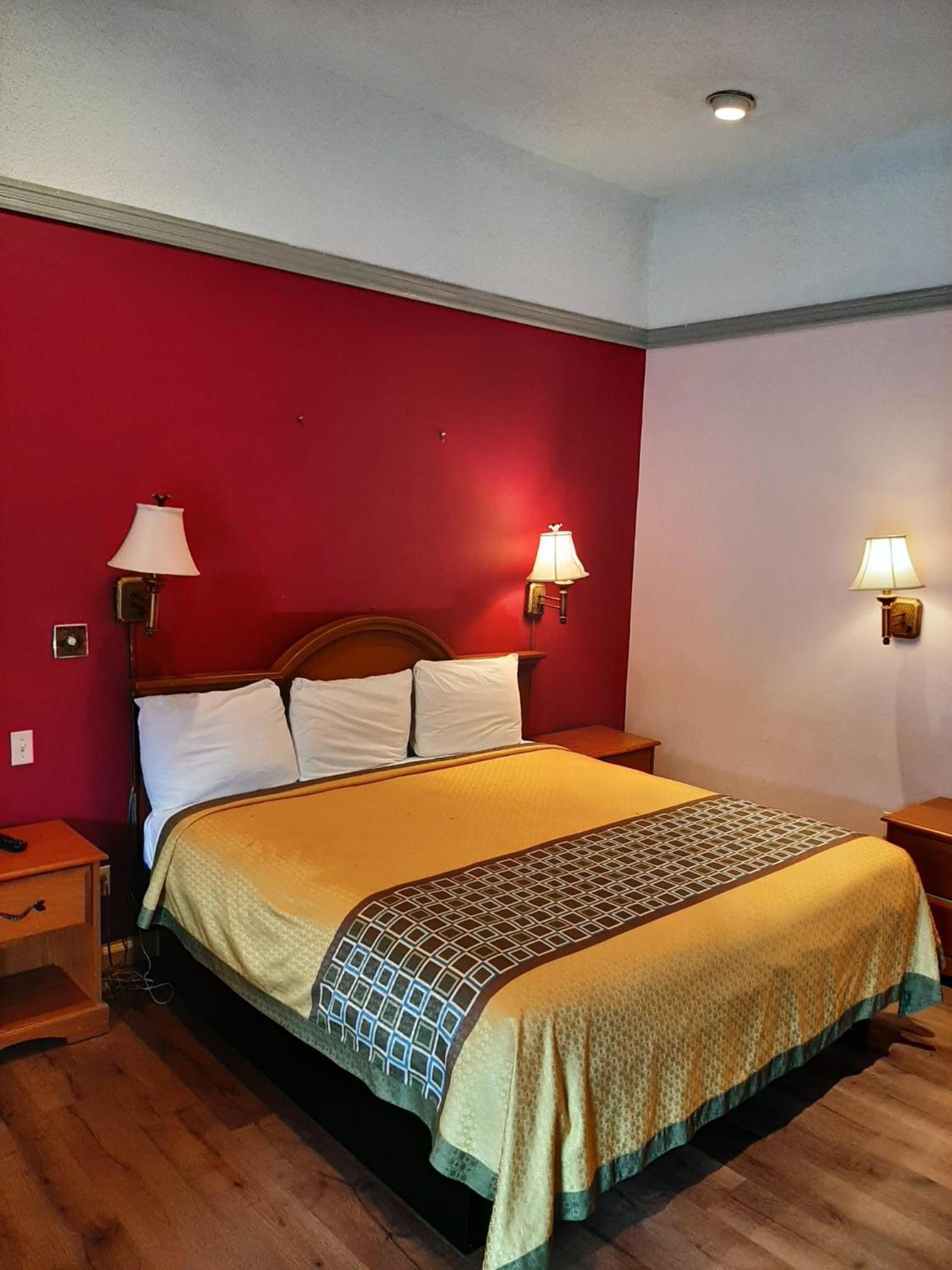 Travelers Lodge photo 16