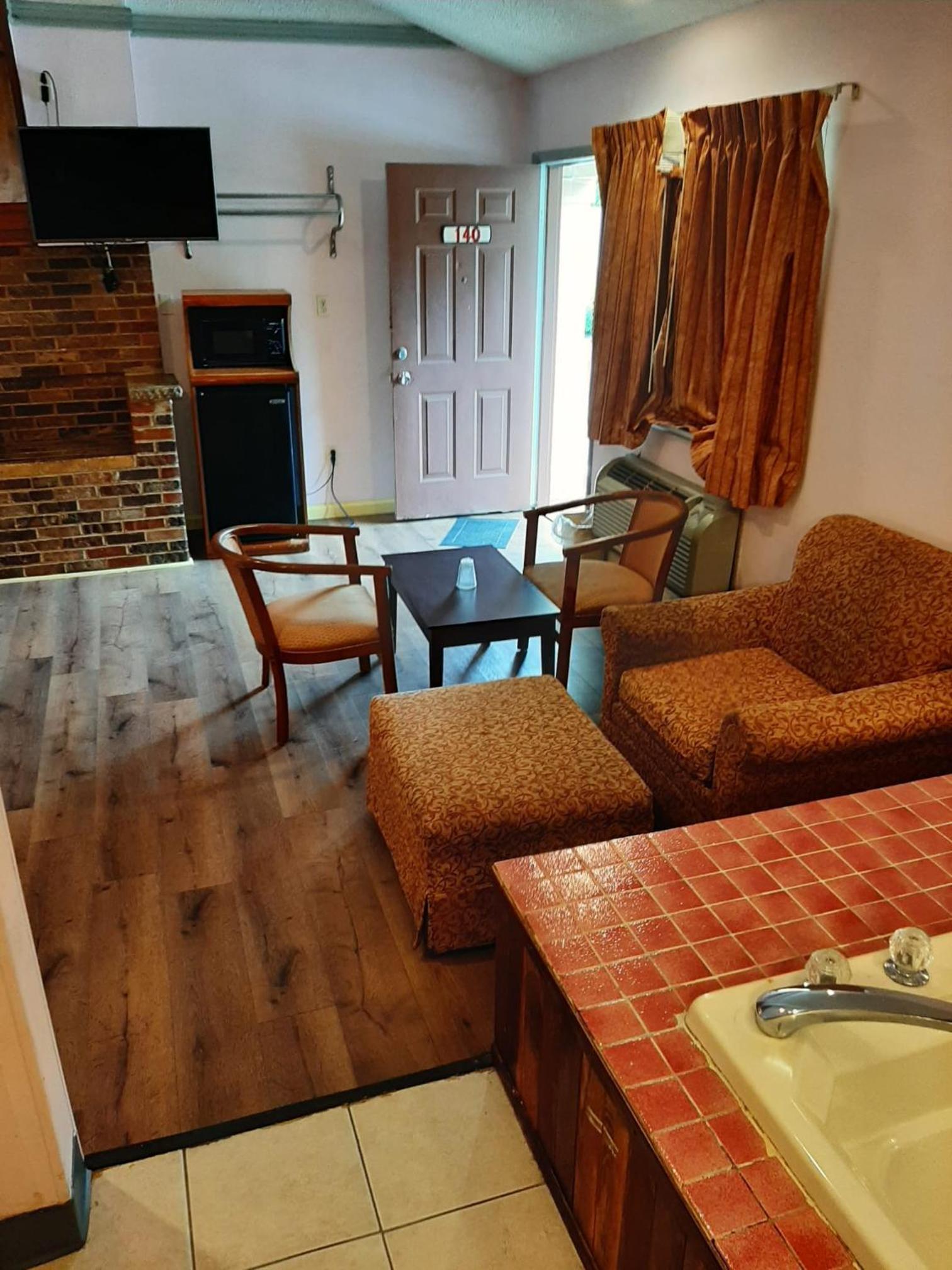 Travelers Lodge photo 14