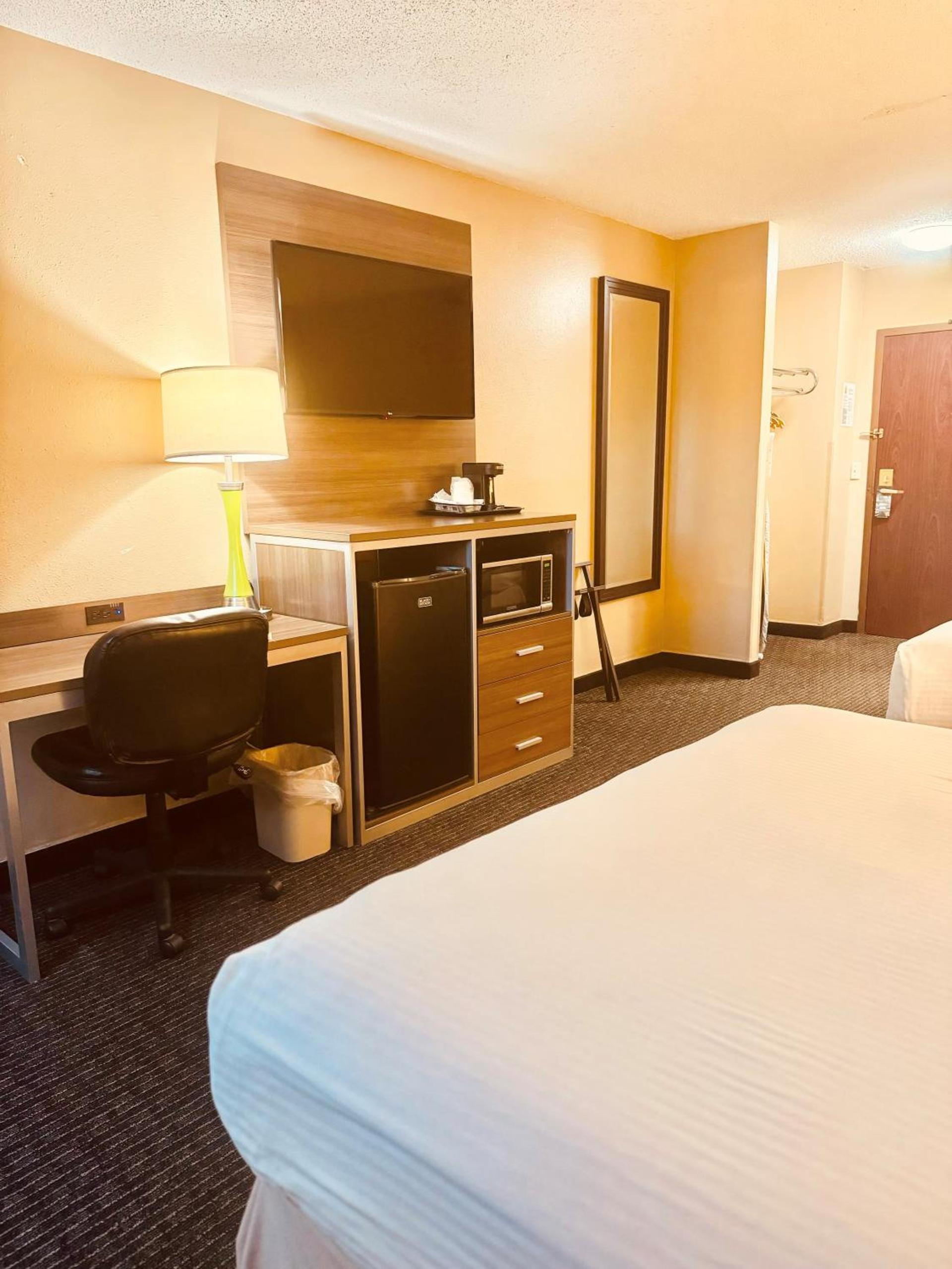 Super 8 by Wyndham St Charles photo 32