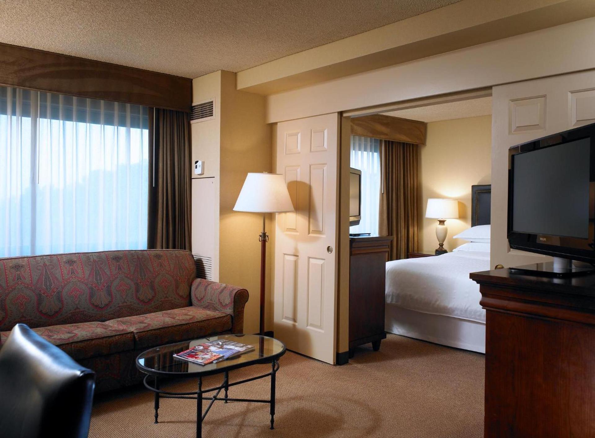 Sheraton Fairplex Suites & Conference Center photo 2