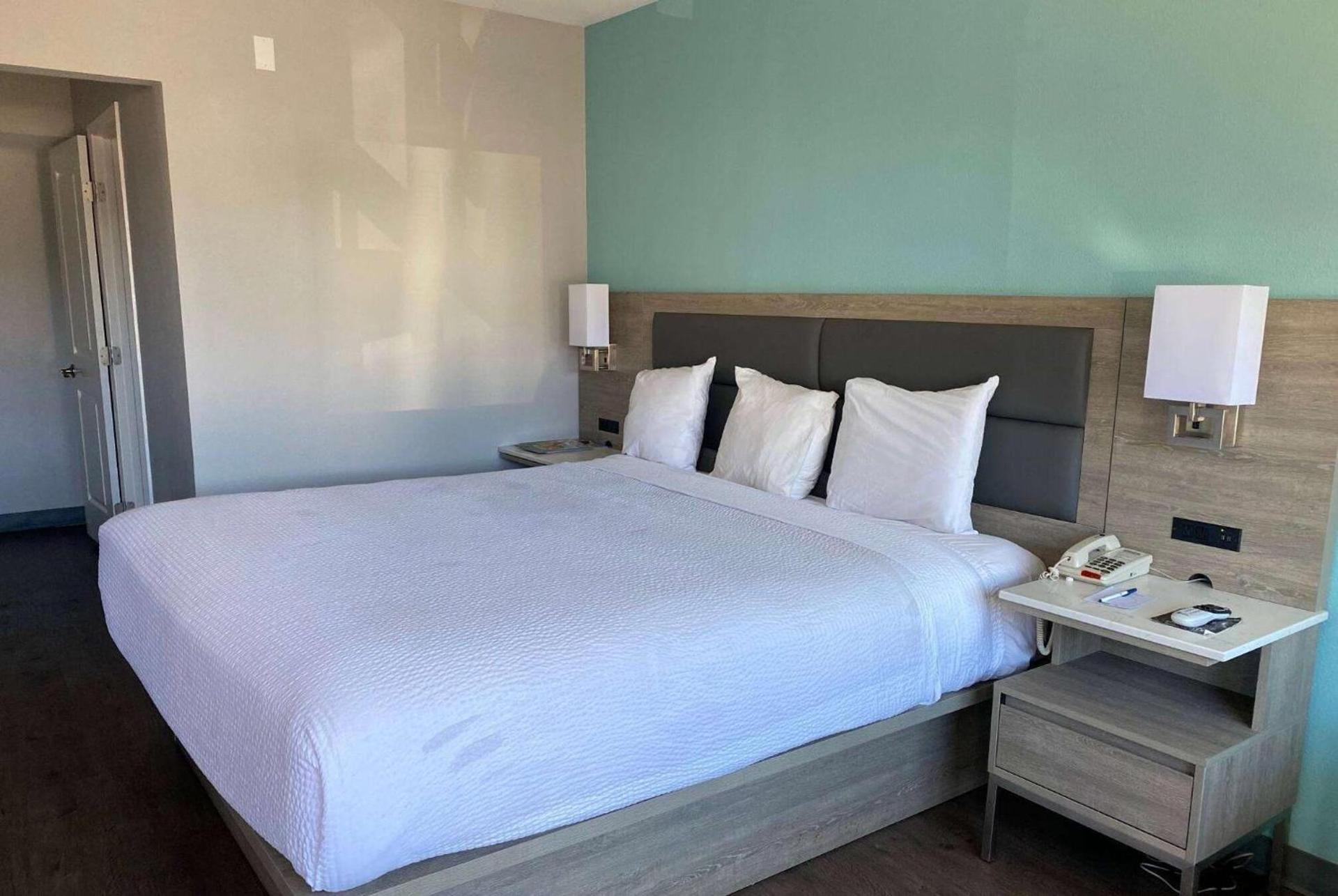 Travelodge by Wyndham LAX photo 25
