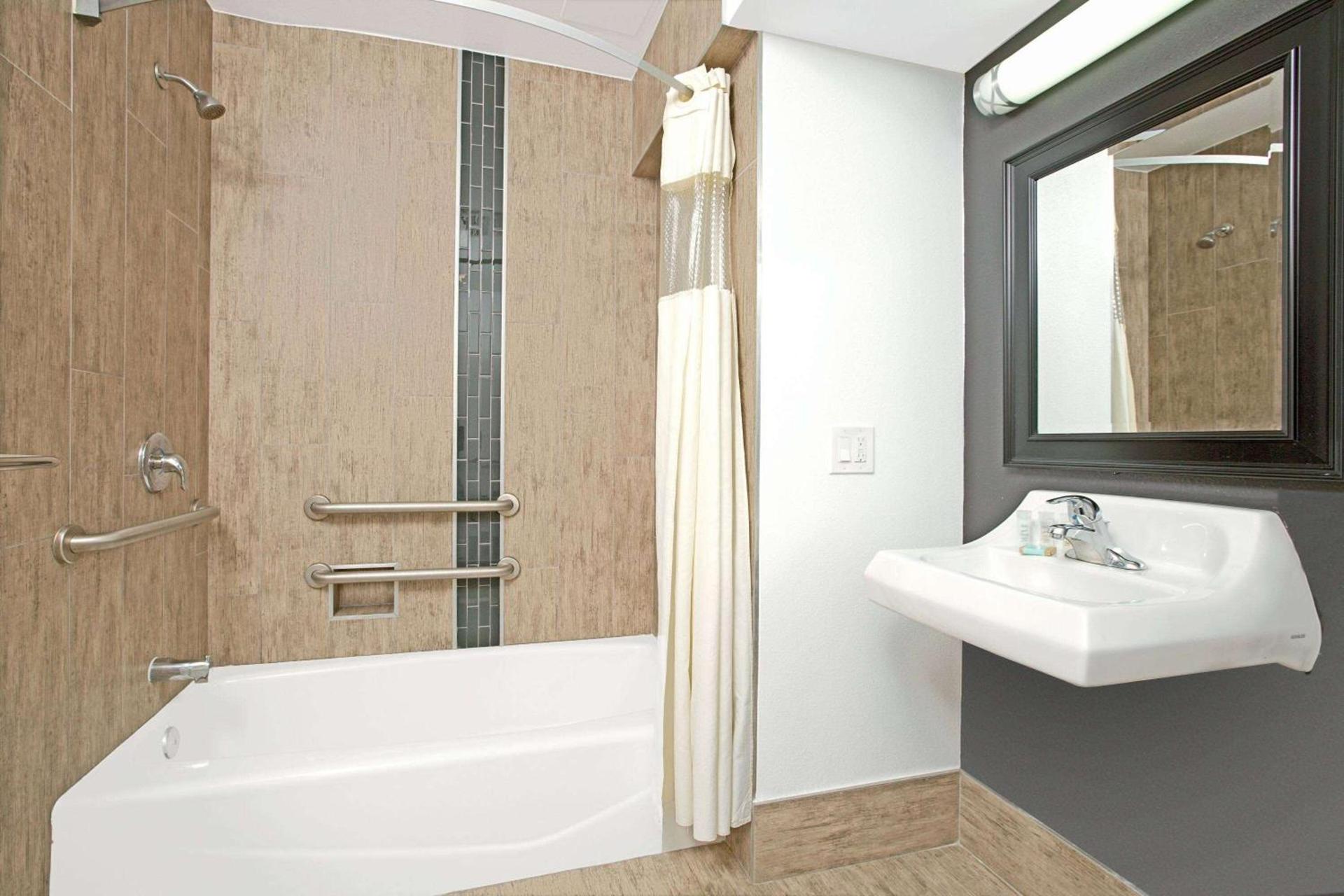 Travelodge by Wyndham LAX photo 27