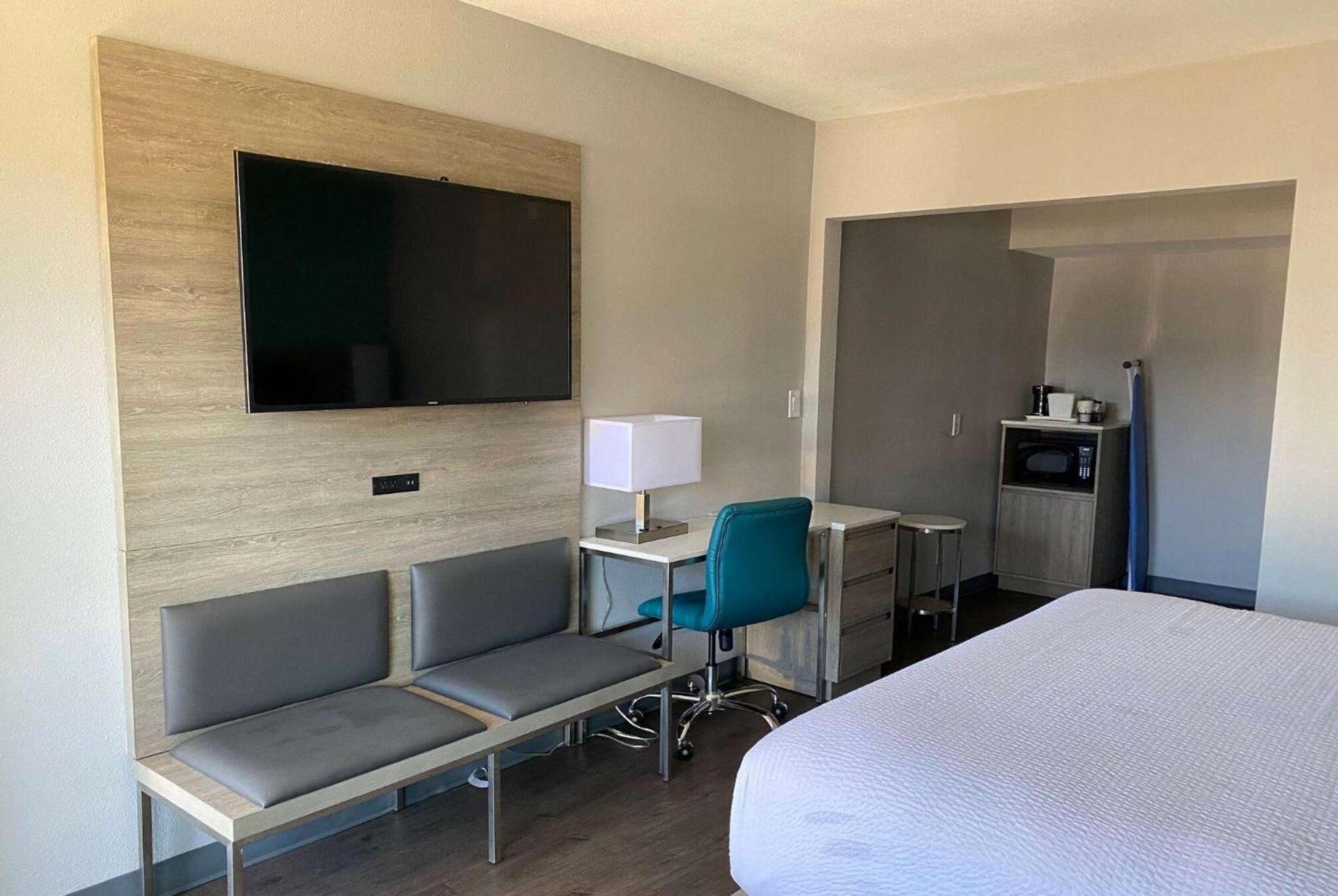 Travelodge by Wyndham LAX photo 24