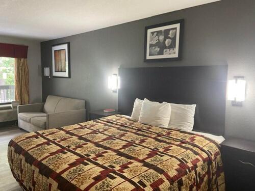 Speedway Inn & Suites photo 5