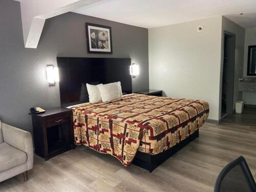 Speedway Inn & Suites photo 4