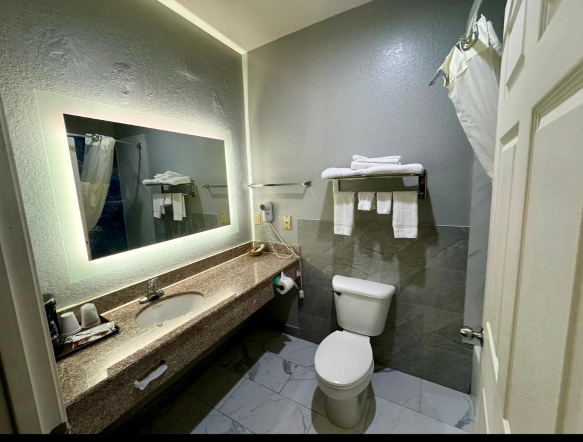 Baymont by Wyndham Texas City photo 7