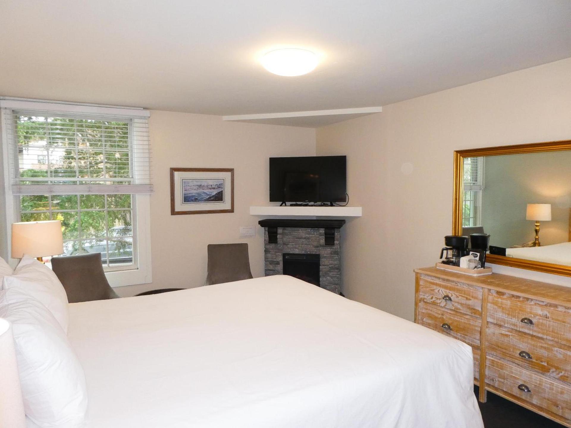 Carmel Fireplace Inn photo 14