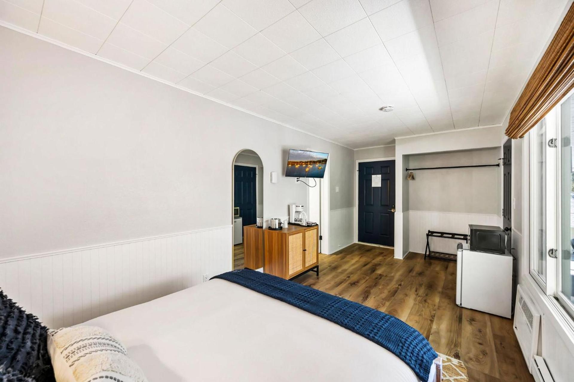 Fresh Coast Motel photo 16