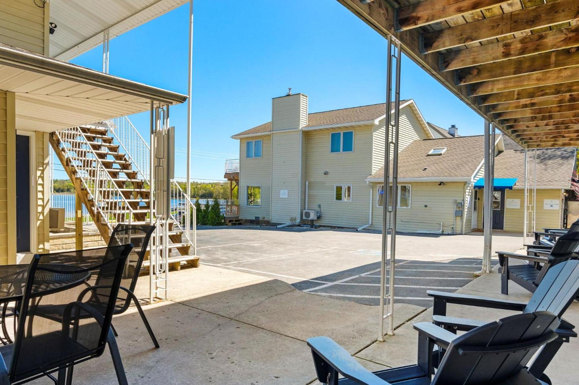 Fresh Coast Motel photo 40