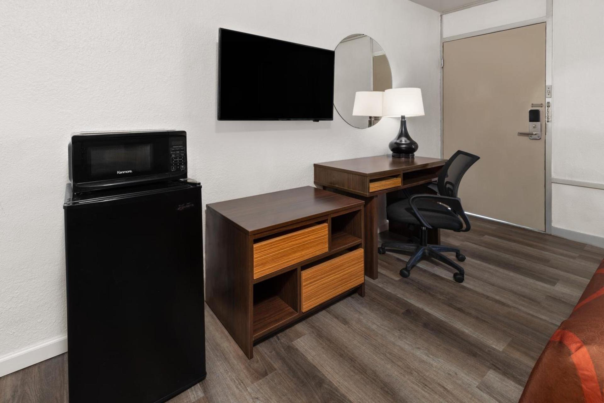 Super 8 by Wyndham Baton Rouge/I-10 photo 26