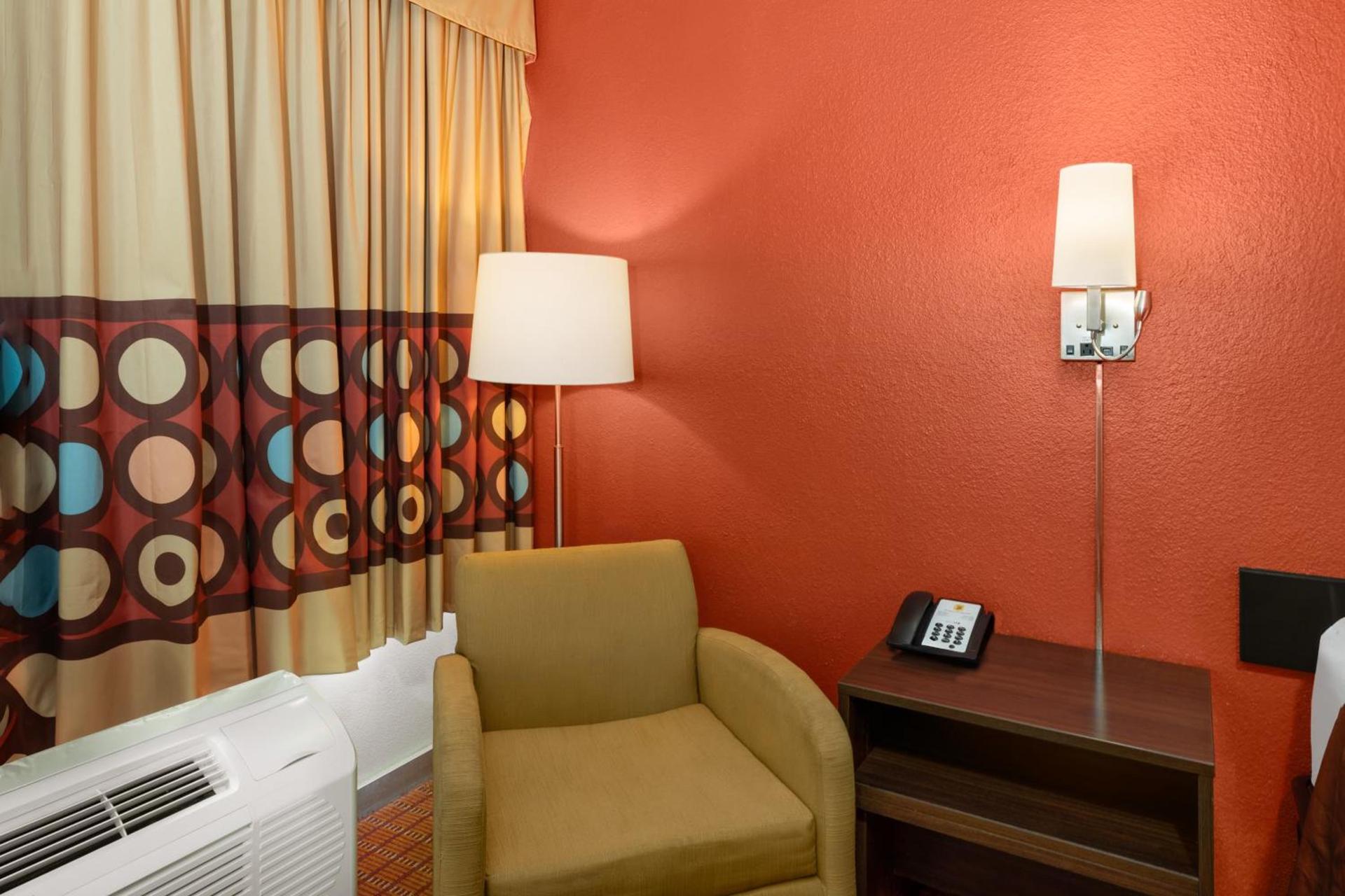 Super 8 by Wyndham Baton Rouge/I-10 photo 27