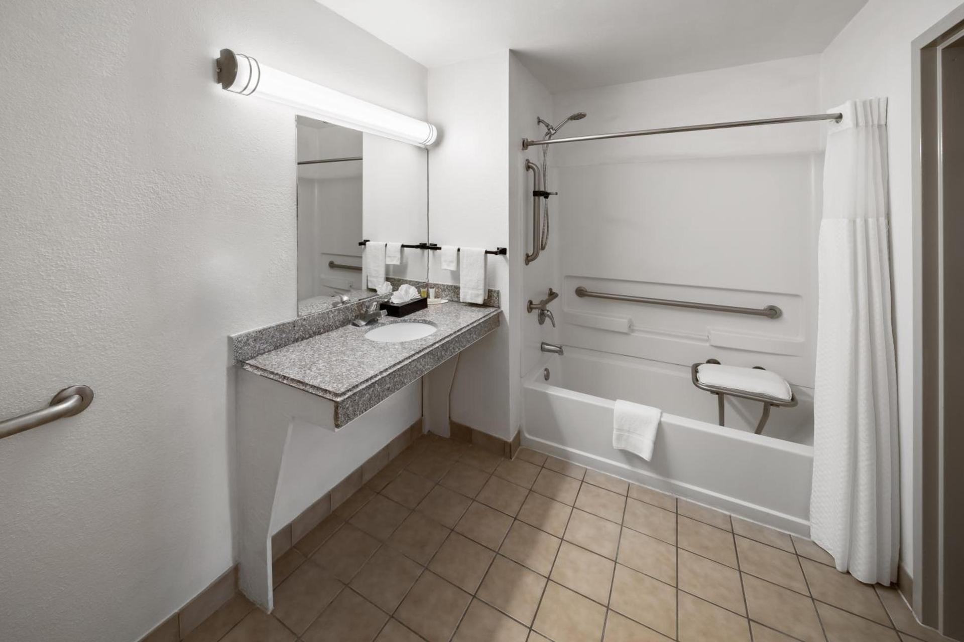 Super 8 by Wyndham Baton Rouge/I-10 photo 29