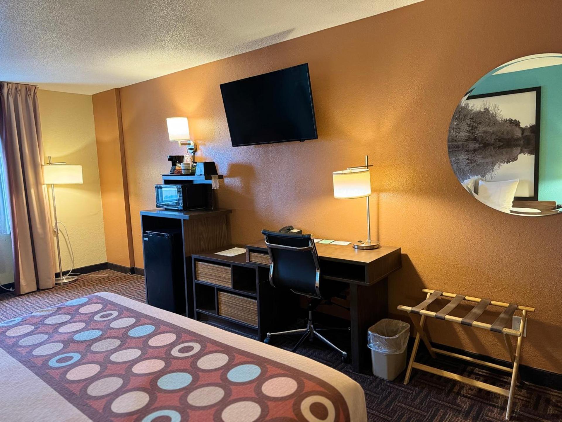 Super 8 by Wyndham Mount Vernon, IL photo 35