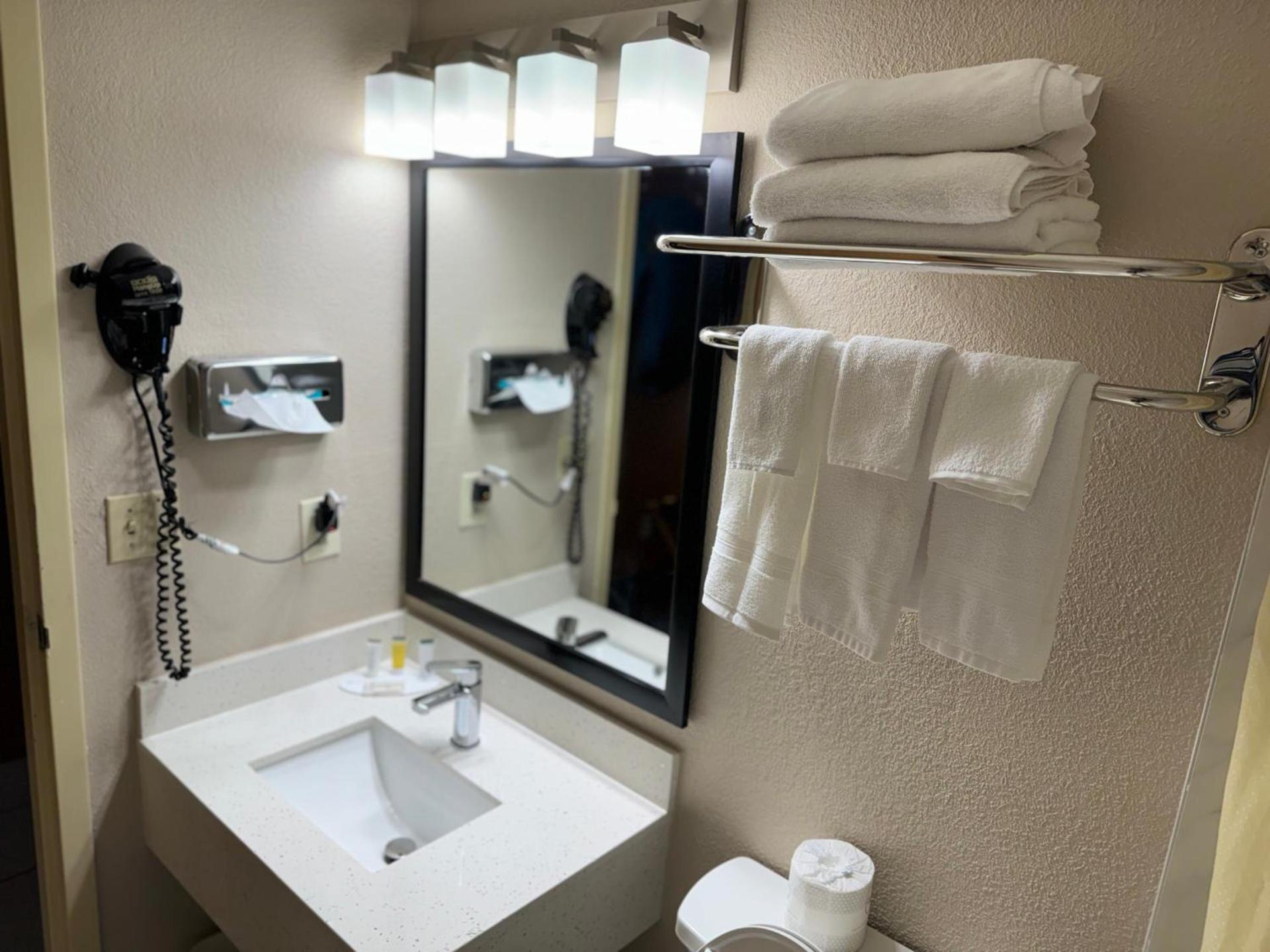 Super 8 by Wyndham Mount Vernon, IL photo 36