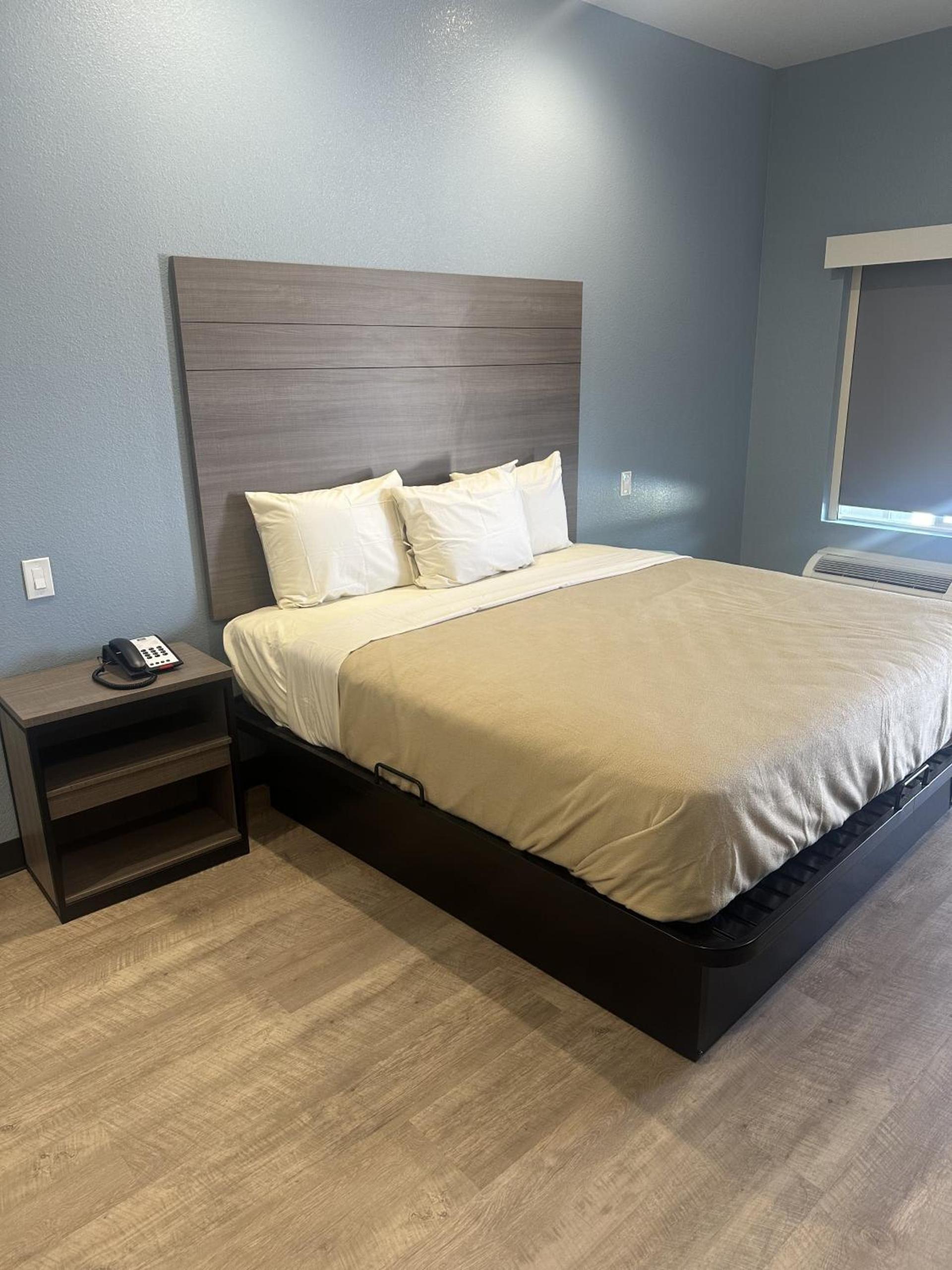M&M Inn and Suites photo 3