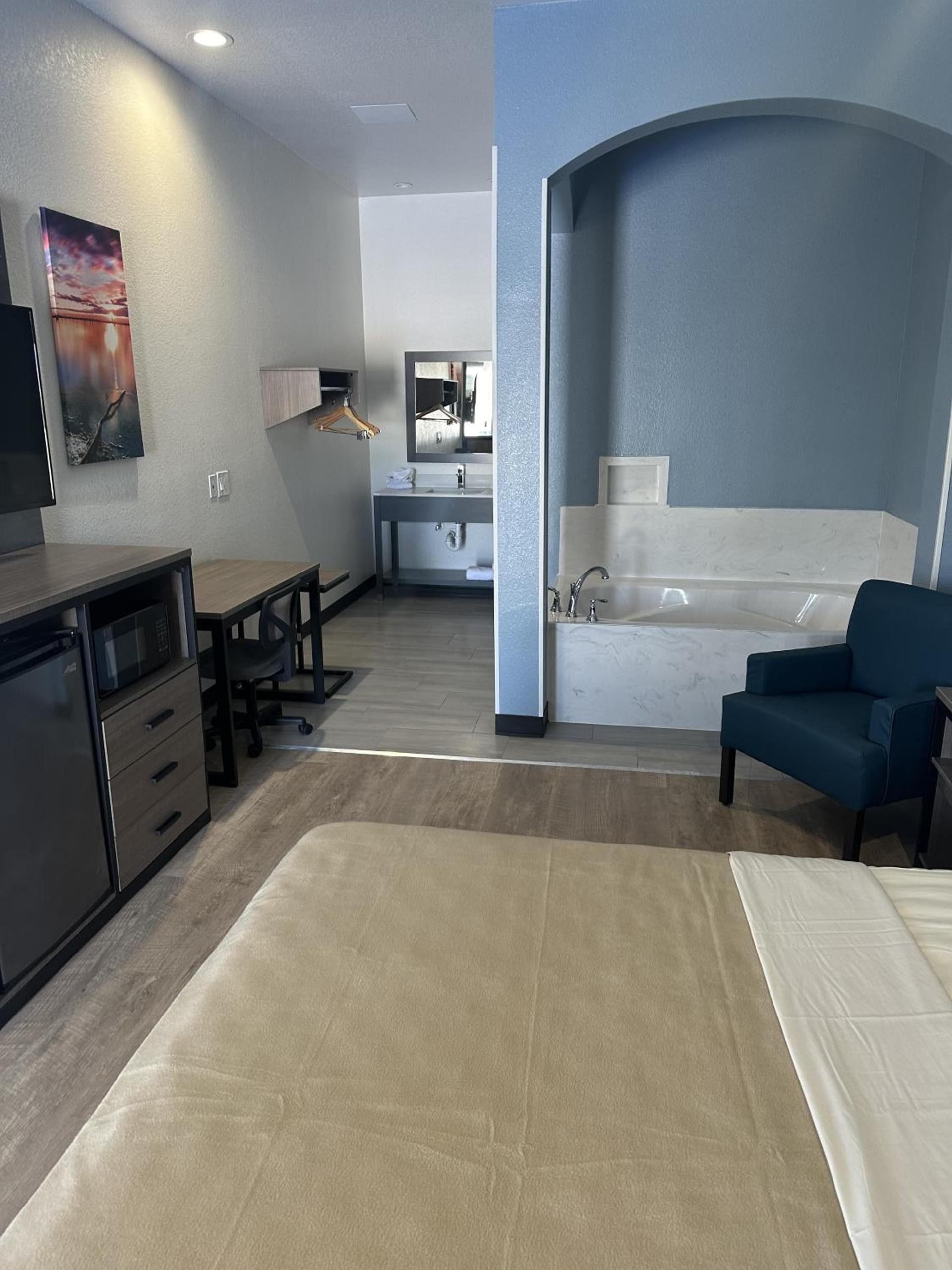 M&M Inn and Suites photo 8