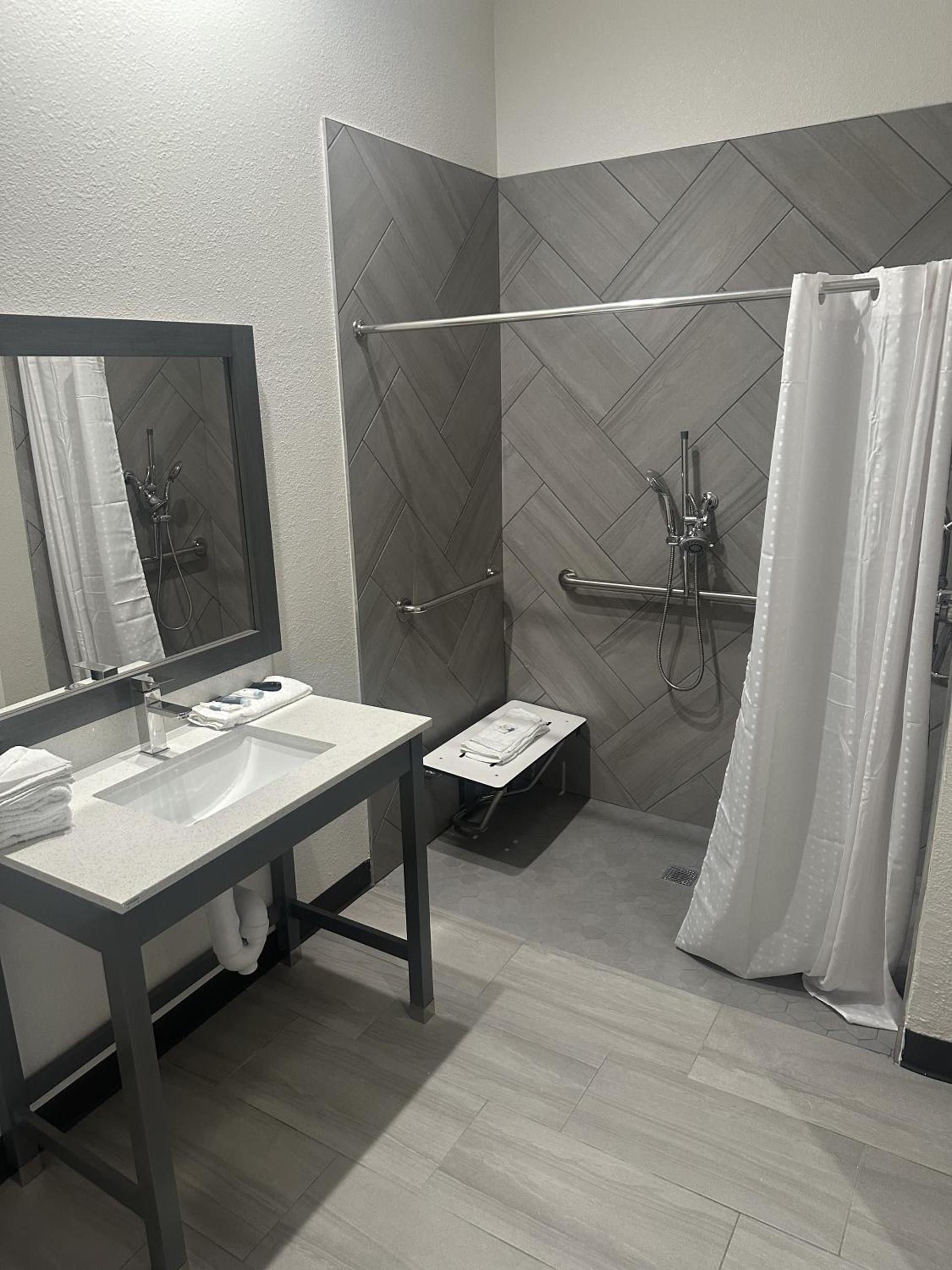 M&M Inn and Suites photo 14